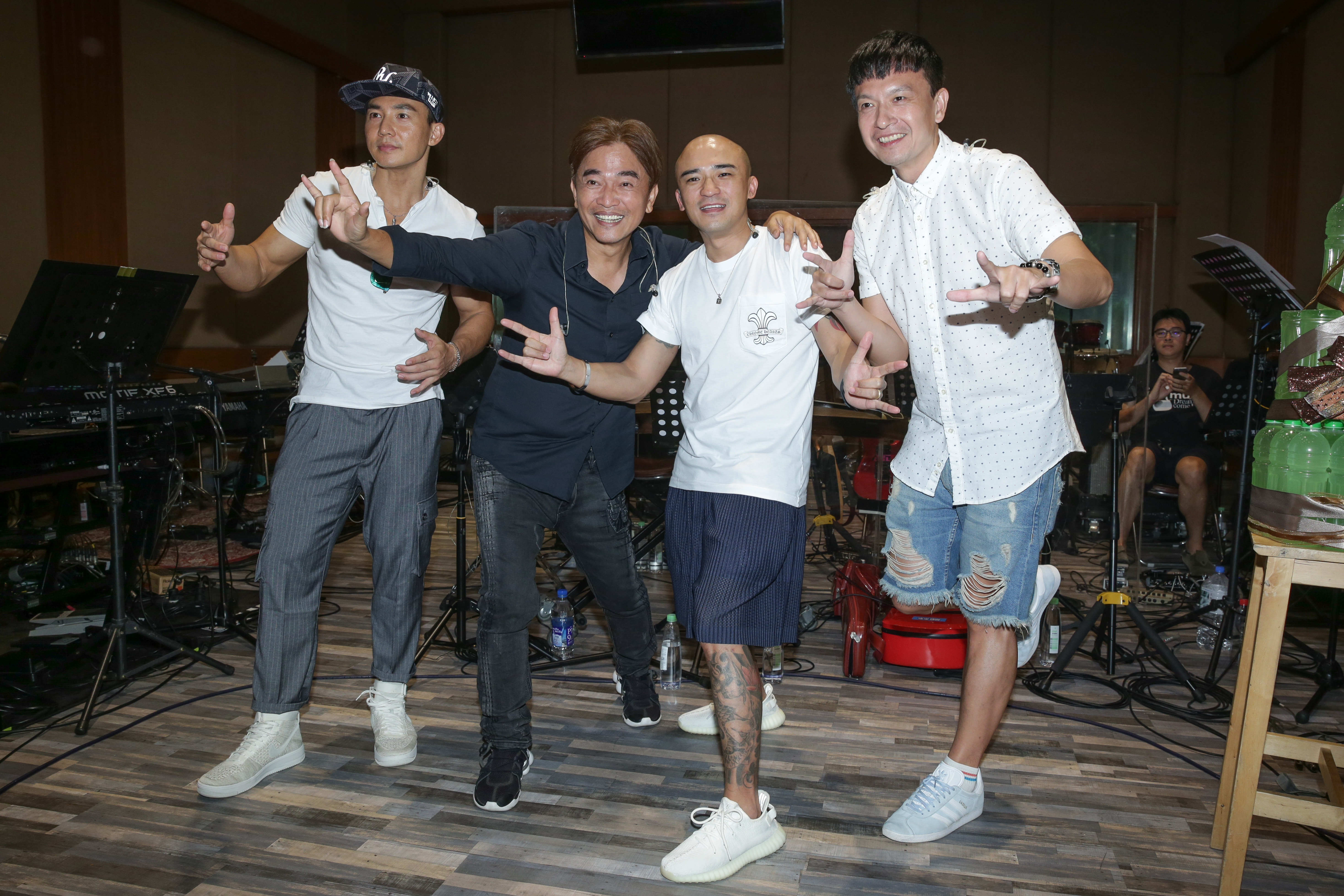 吳宗憲（左二）今與咻比嘟嘩團員為了小巨蛋演唱會練團。