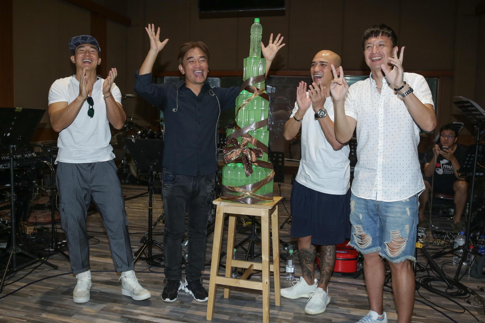 彩排現場準備了運動飲料塔,象徵吳宗憲攻蛋在望,進入倒數,路遙知馬力。