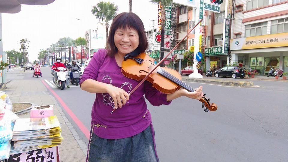 屏東縣府強制拆除屏東車站周邊民地，引來縣議員蔣月惠（圖）阻止，咬傷一名女警，卻讓「難得不黑的民代」意外曝光。（翻攝自蔣月惠縣議員服務專區臉書）