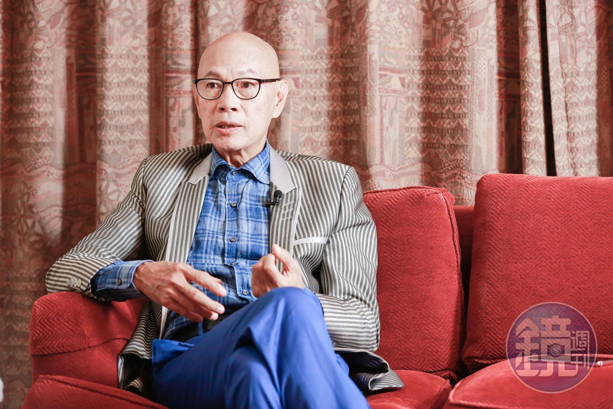 羅家英雖愛唱粵劇,但因為出身粵劇世家,有一定要出人頭地的無形壓力,他把金錢心力全投注其中,所以年輕時談過幾段戀愛都無結果。