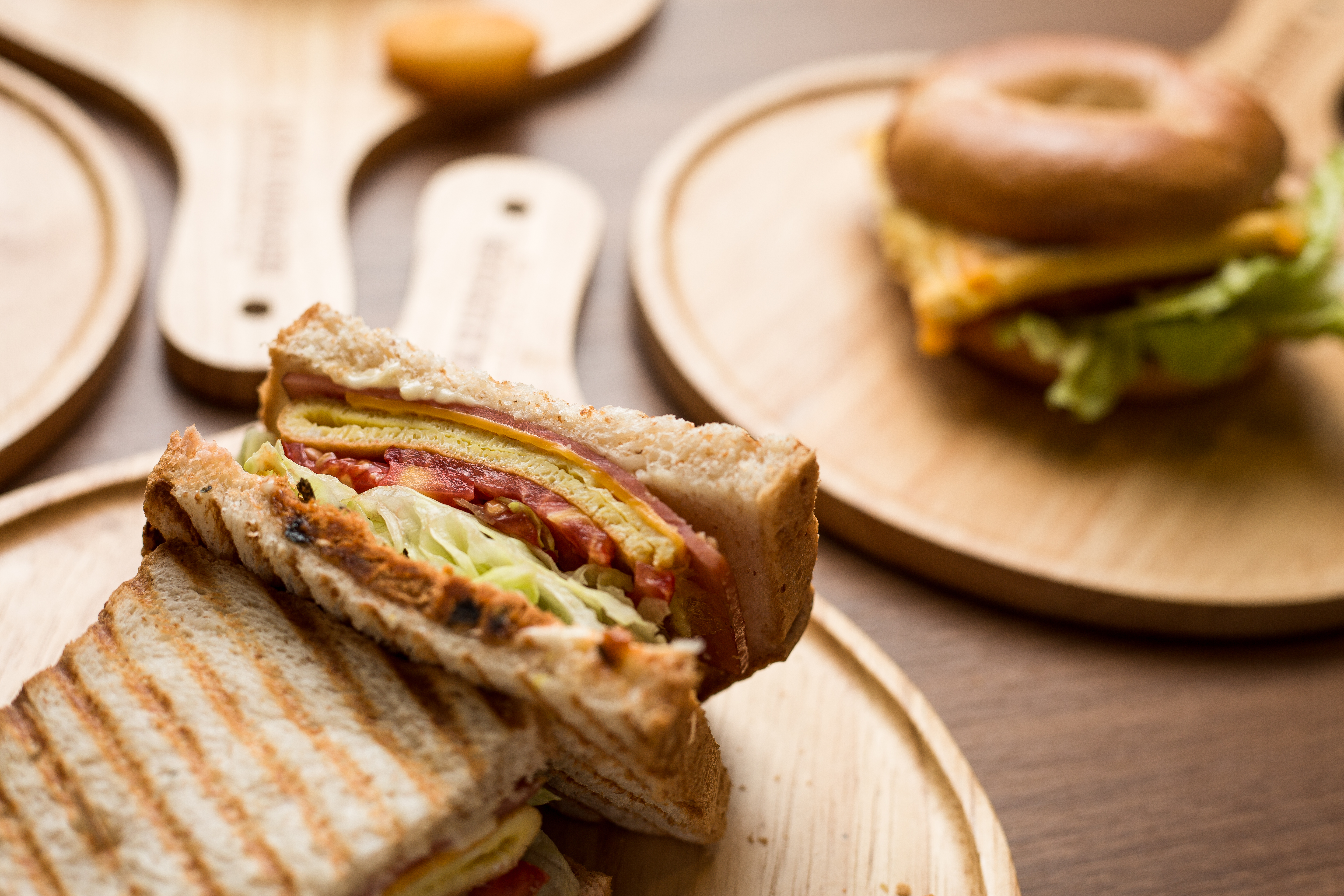 主打平價西式早餐，拉亞漢堡因此成為早餐連鎖店後起之秀。（總匯蛋土司，55元/份）