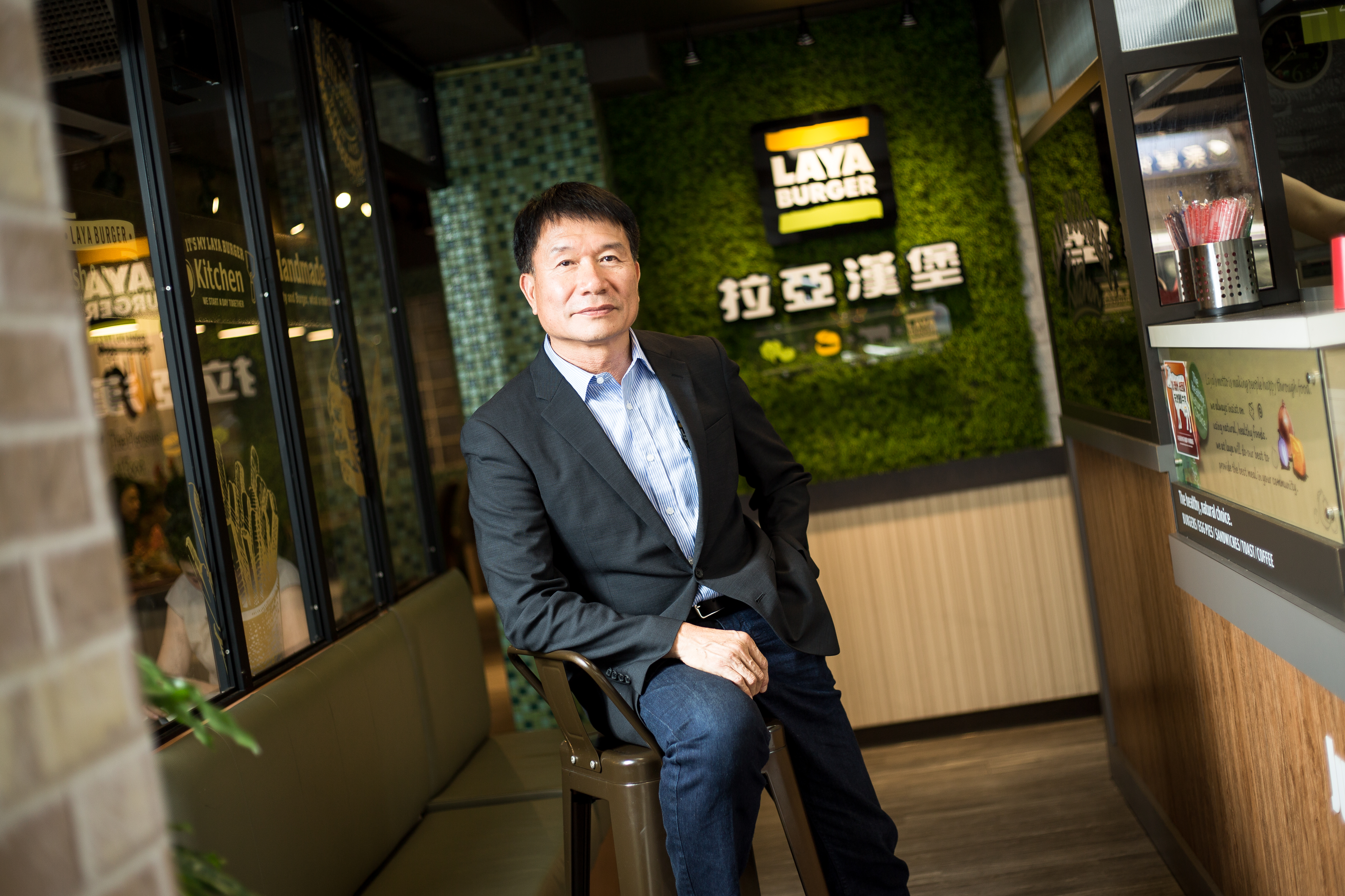 為了從負債4千萬元的谷底翻身，徐和森以僅剩的4萬多元創立拉亞漢堡，如今不僅還清債務還拚出年營收12億元。