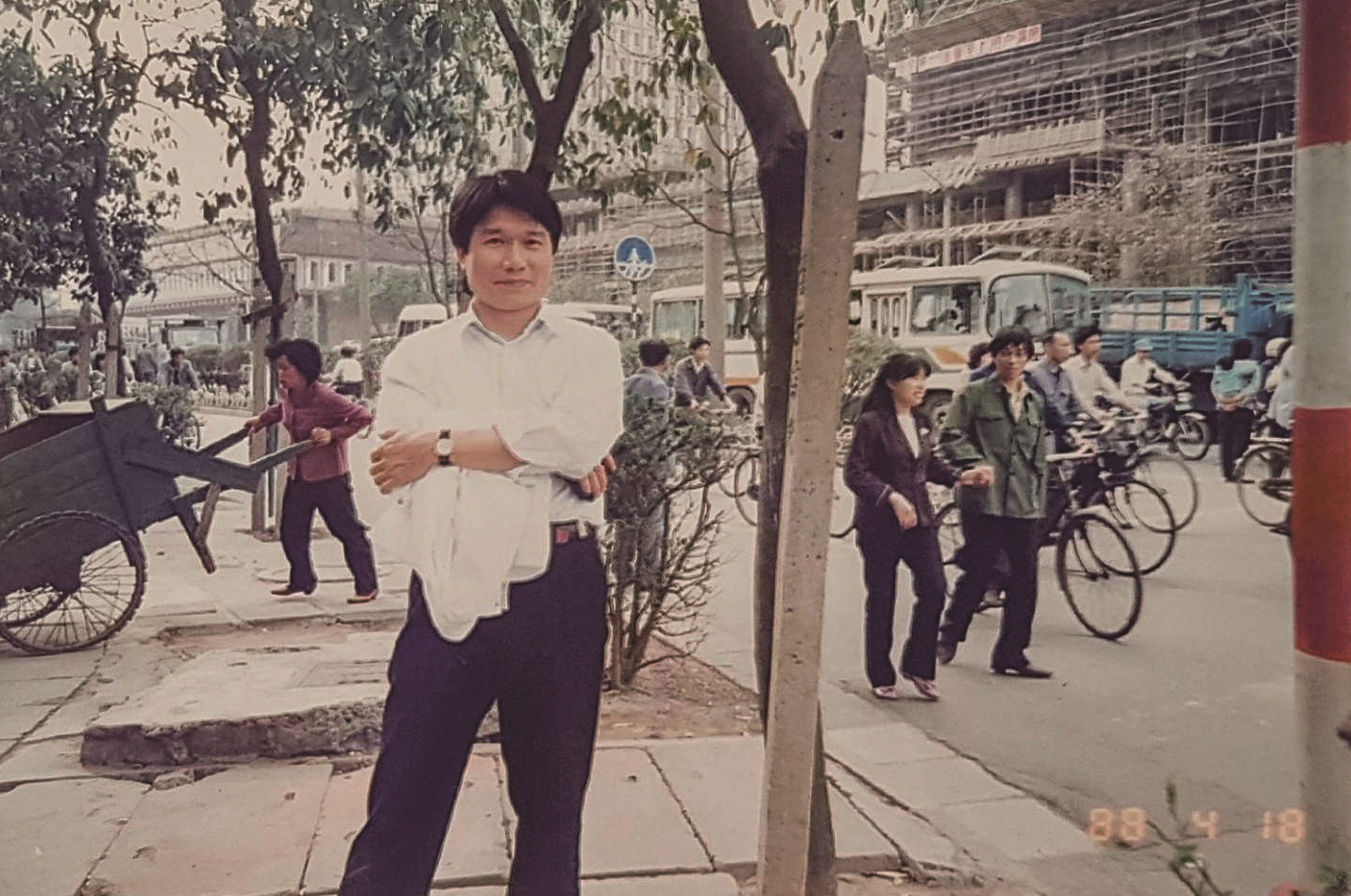 徐和森曾擁有全球最大髮飾品製作工廠,並設廠大陸,1988年他到廣州參訪當地環境。(森邦提供)