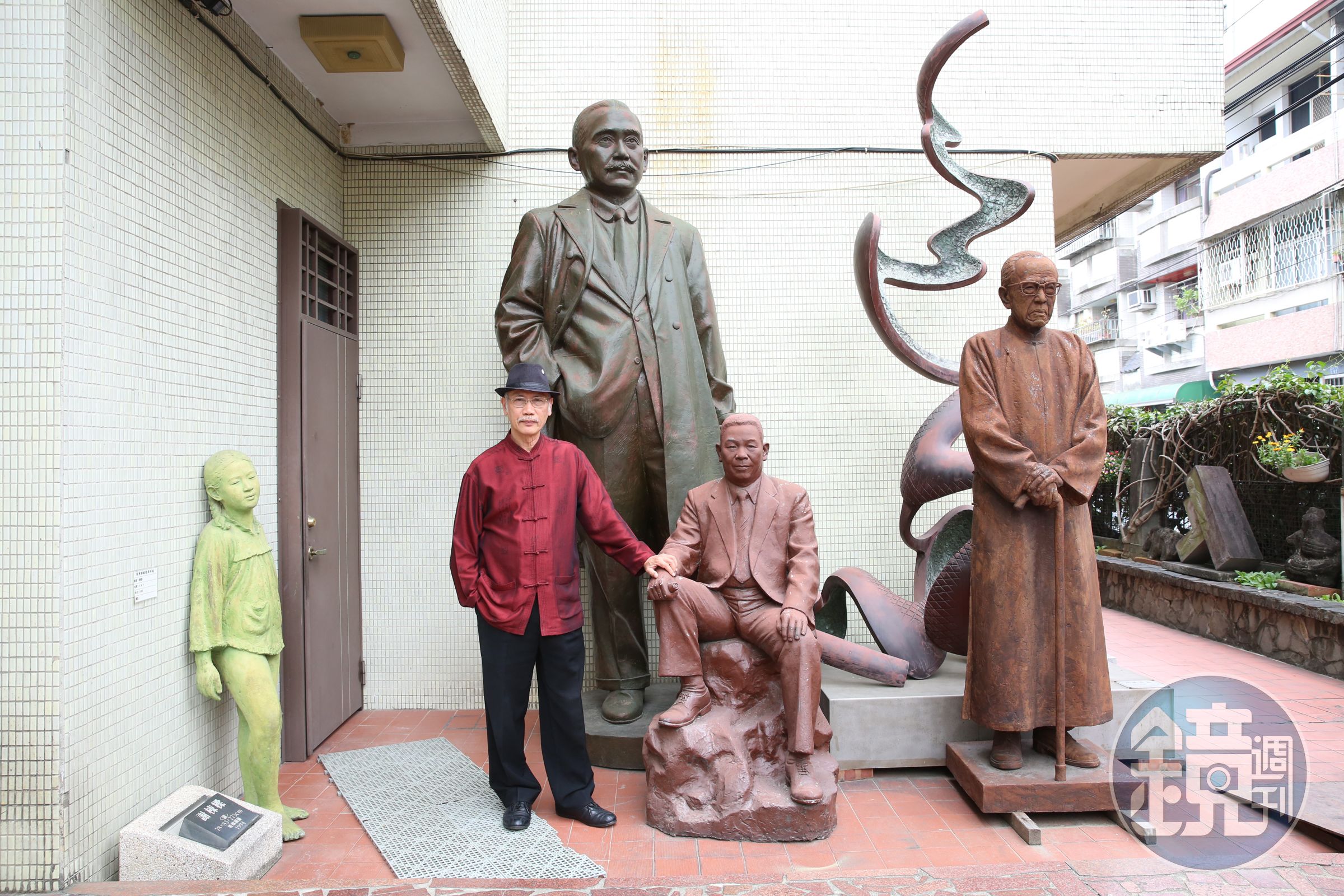 雕塑家謝棟樑是台灣刻過最多蔣公銅像的作者，他擅長人像，除了雕蔣經國、孫中山，他也為童年時的女兒塑像（倚牆像）。