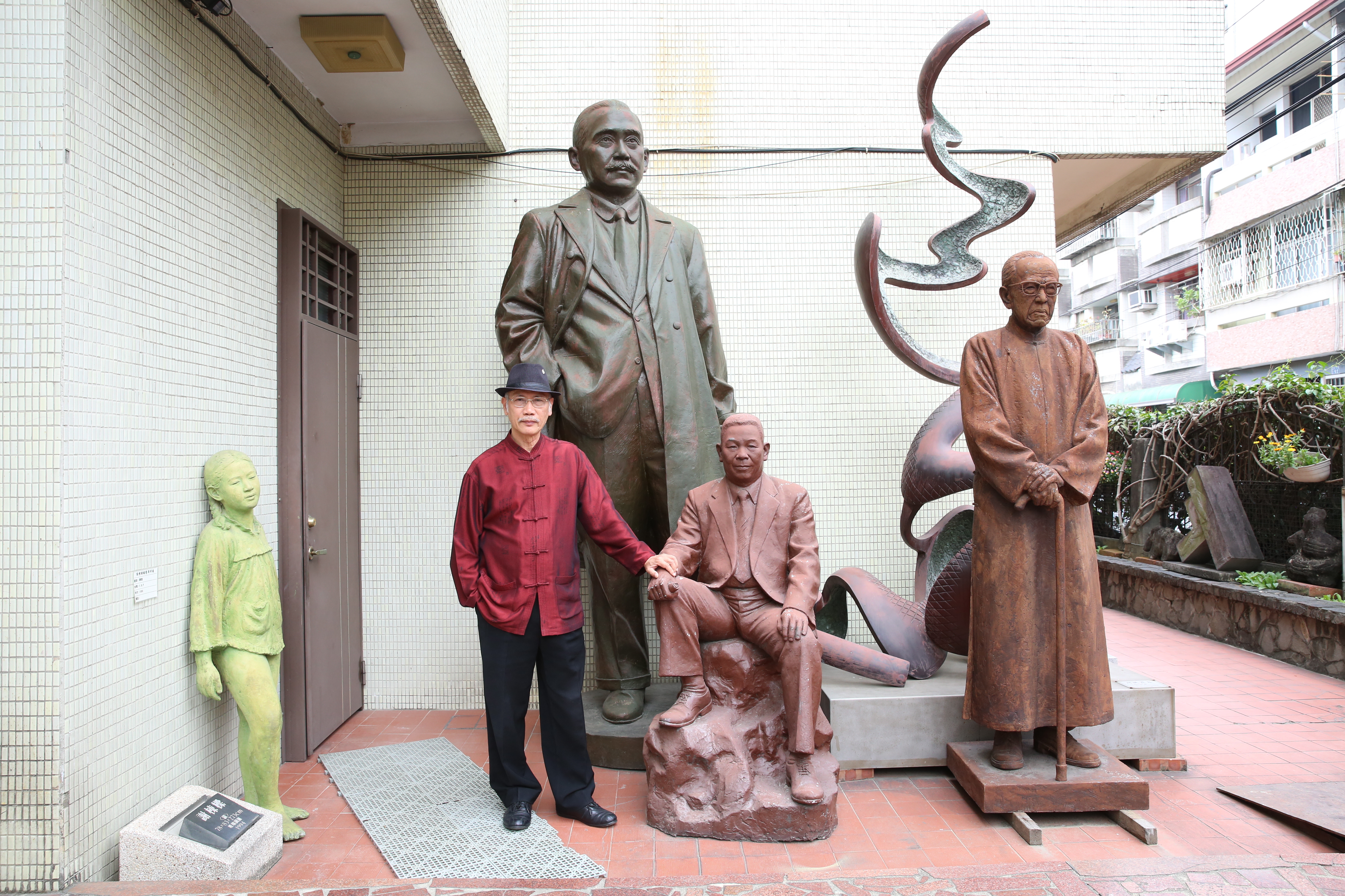 雕塑家謝棟樑是台灣刻過最多蔣公銅像的作者，他擅長人像，除了雕蔣經國、孫中山，他也為童年時的女兒塑像（倚牆像）。