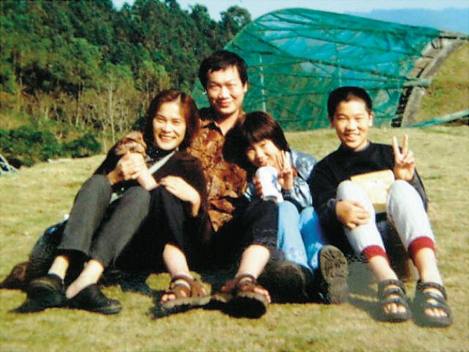 林祐瑄（右2）是家族最小的孫女，家人常將她打扮成小女孩。（林祐瑄提供）