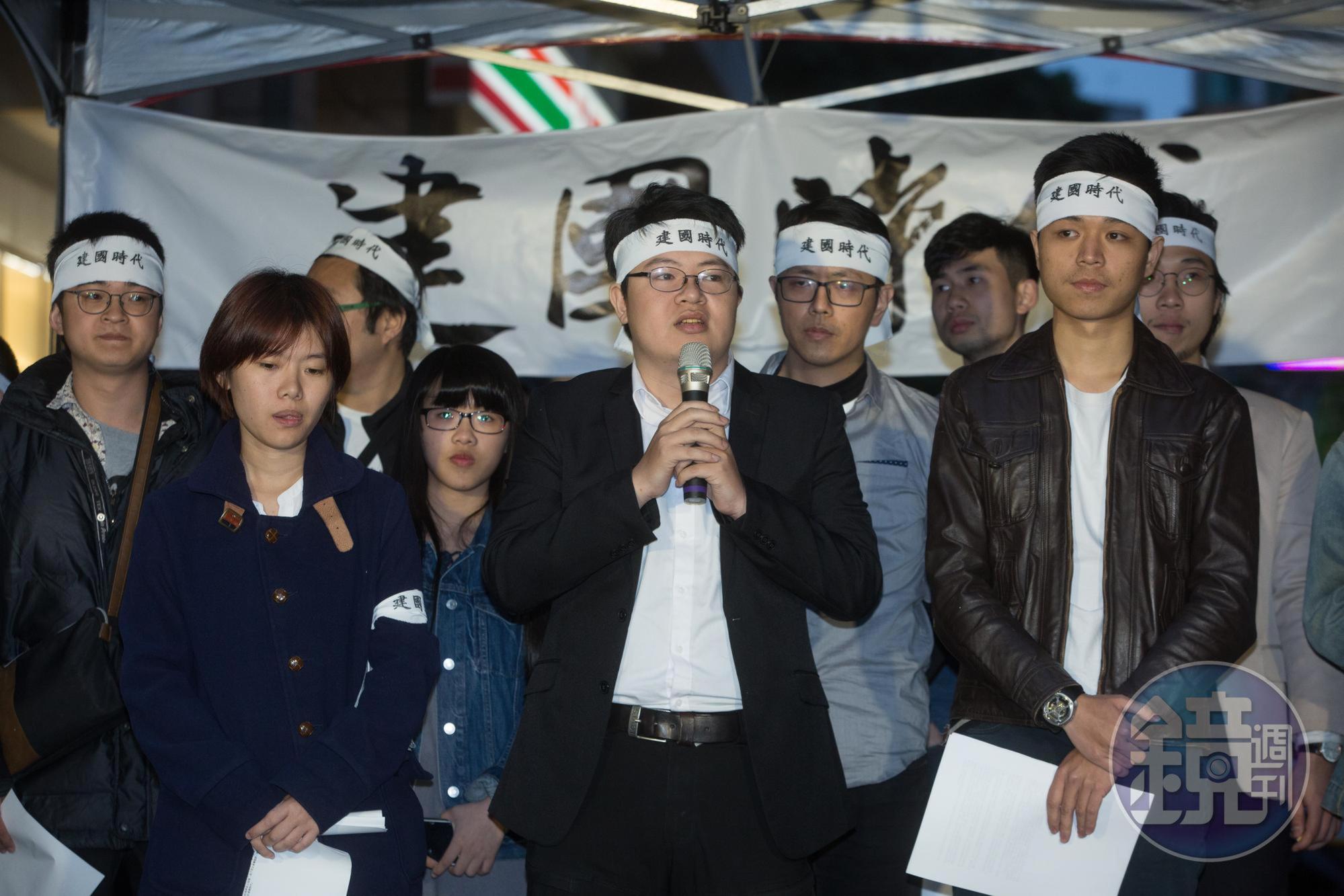 羅宜(持麥克風者)曾在新北市國民黨黨部前抗議侯友宜參選新北市長。