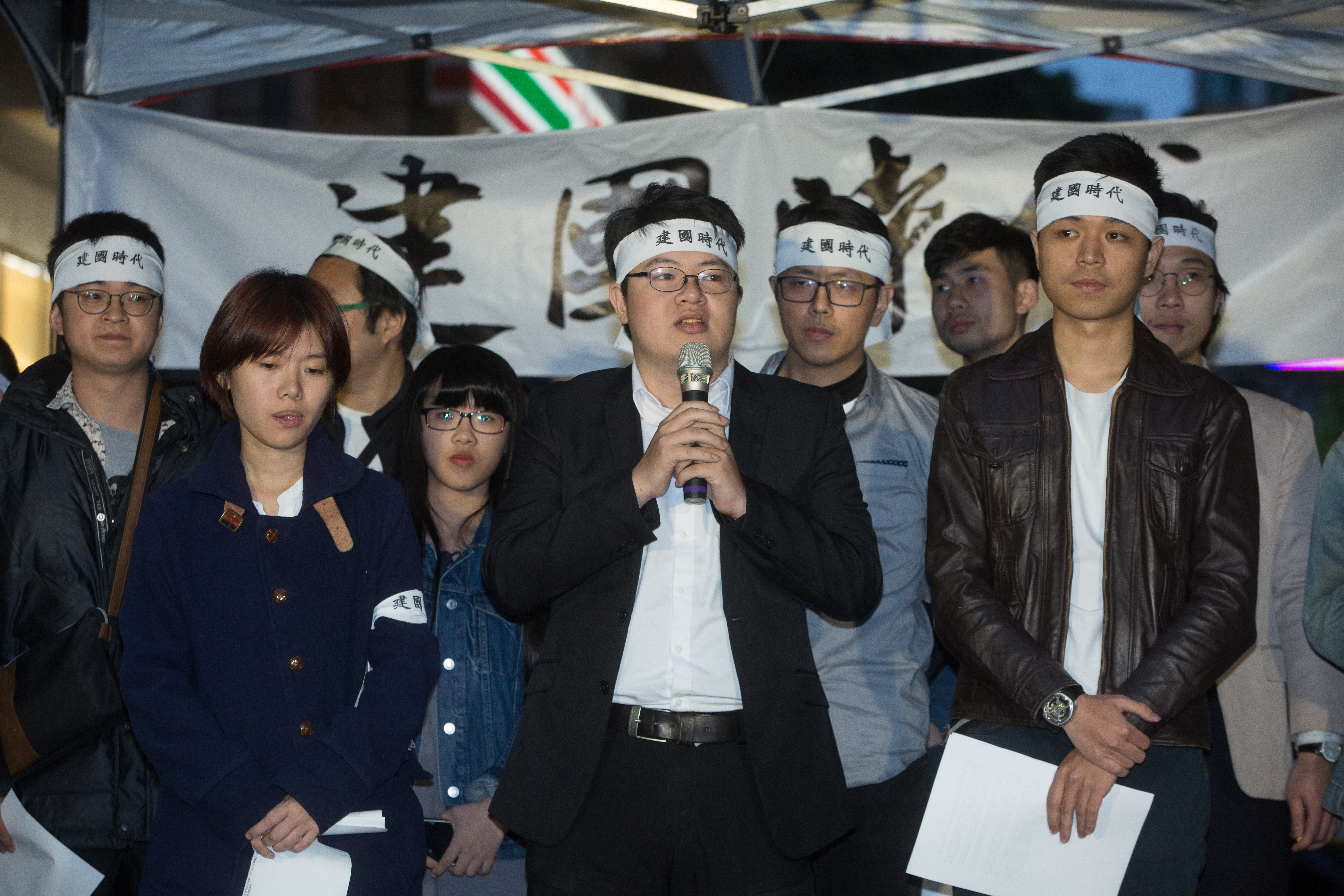 羅宜（持麥克風者）曾在新北市國民黨黨部前抗議侯友宜參選新北市長。