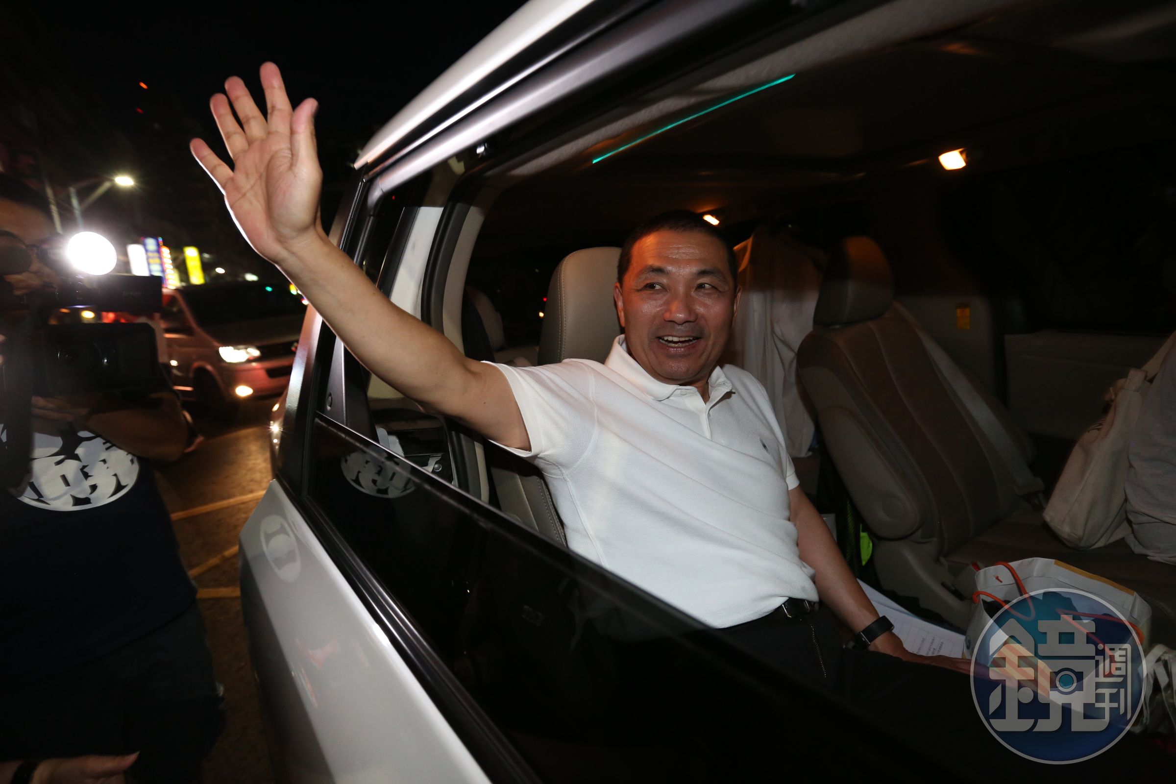  侯友宜雖然曾追捕鄭南榕、黑名單的執行者，但在民進黨執政時仍官運享通。