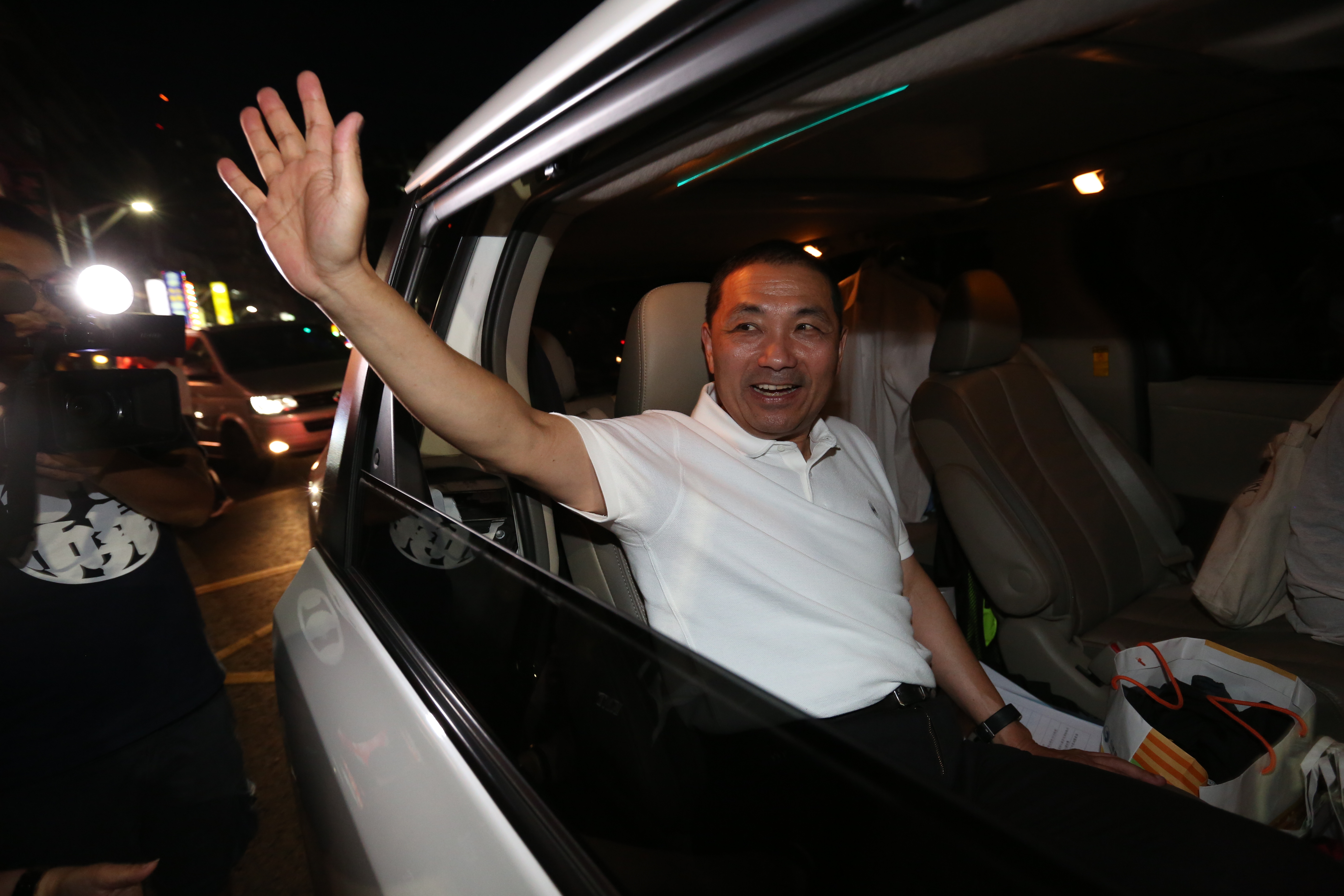  侯友宜雖然曾追捕鄭南榕、黑名單的執行者，但在民進黨執政時仍官運享通。