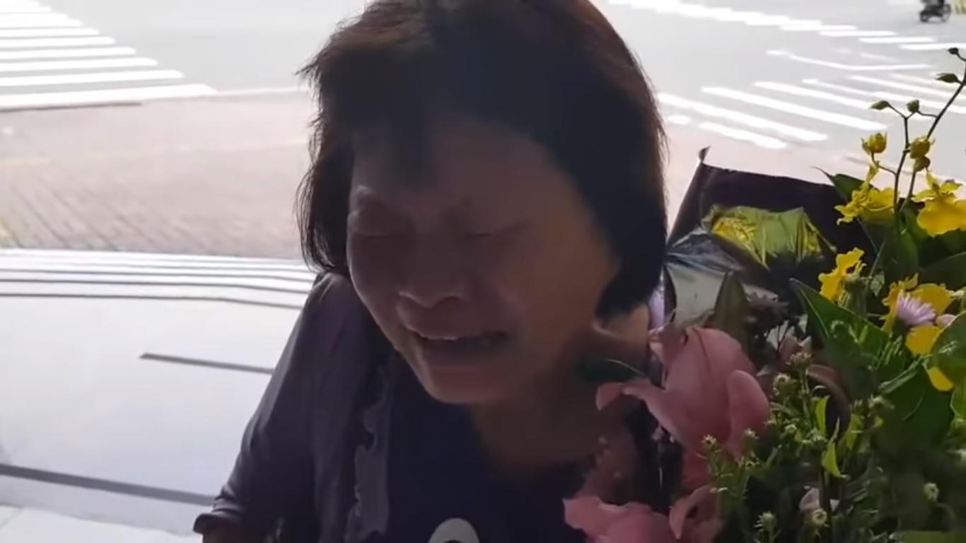 屏縣議員蔣月惠上門道歉，卻被警局晾在一旁而難過大哭。（翻攝畫面）