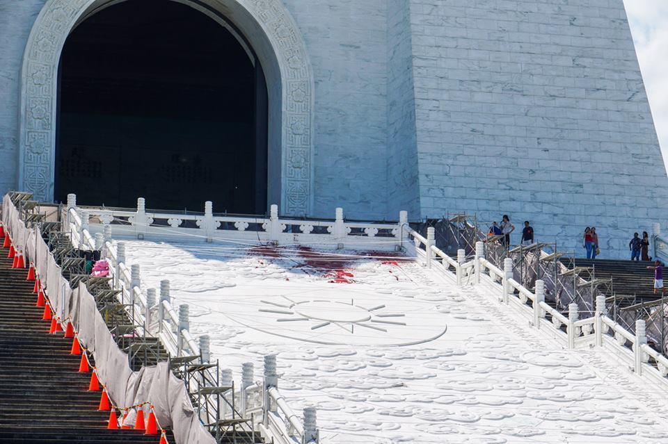 中正紀念堂外階梯也遭染紅。（翻攝自FETN 蠻番島嶼社）
