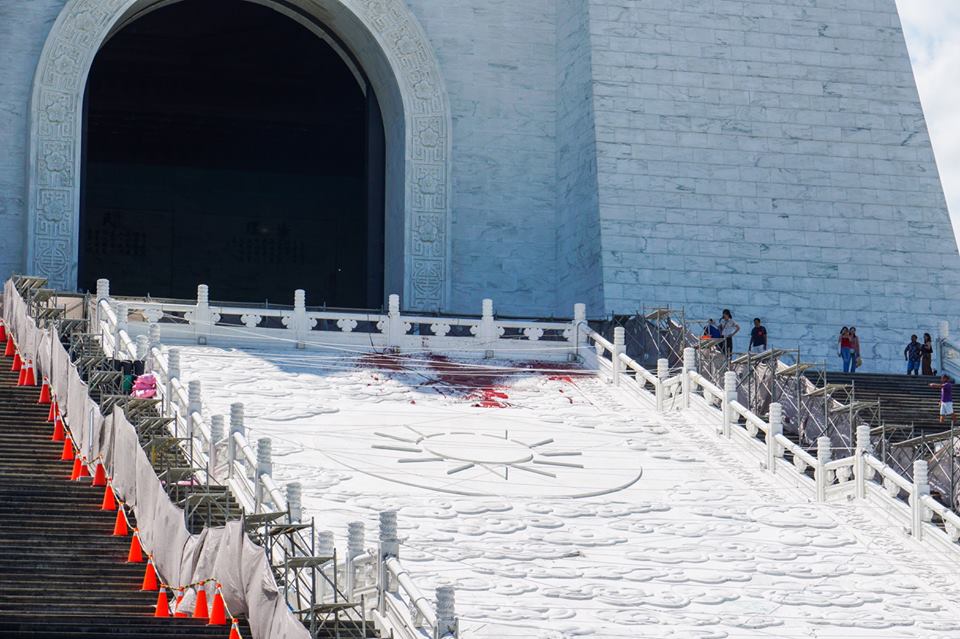 中正紀念堂外階梯也遭染紅。（翻攝自FETN 蠻番島嶼社）