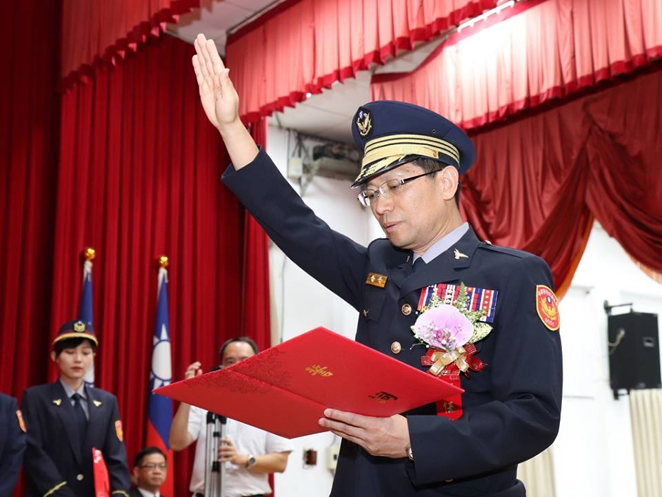 屏東縣警局長葉明潭16日才上任，如今傳出他連縣長也沒放在眼裡。（翻攝畫面）