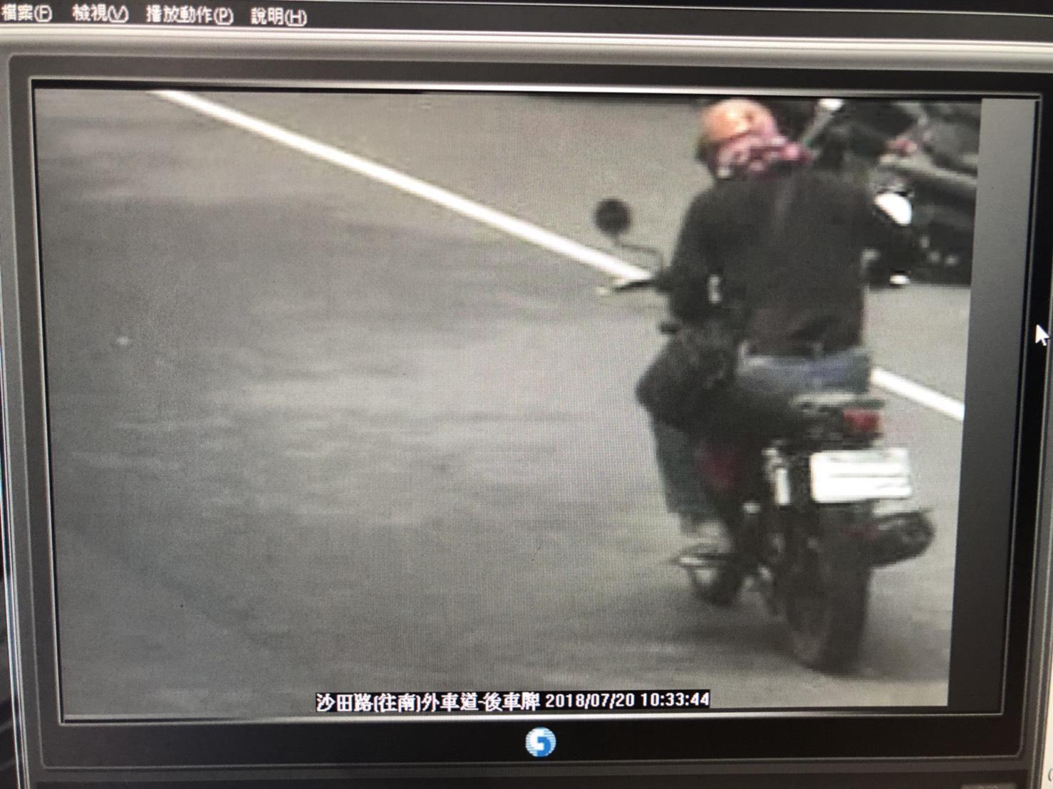 合庫沙鹿分行遭搶121萬元,歹徒得手後騎打檔機車逃逸(警方提供)