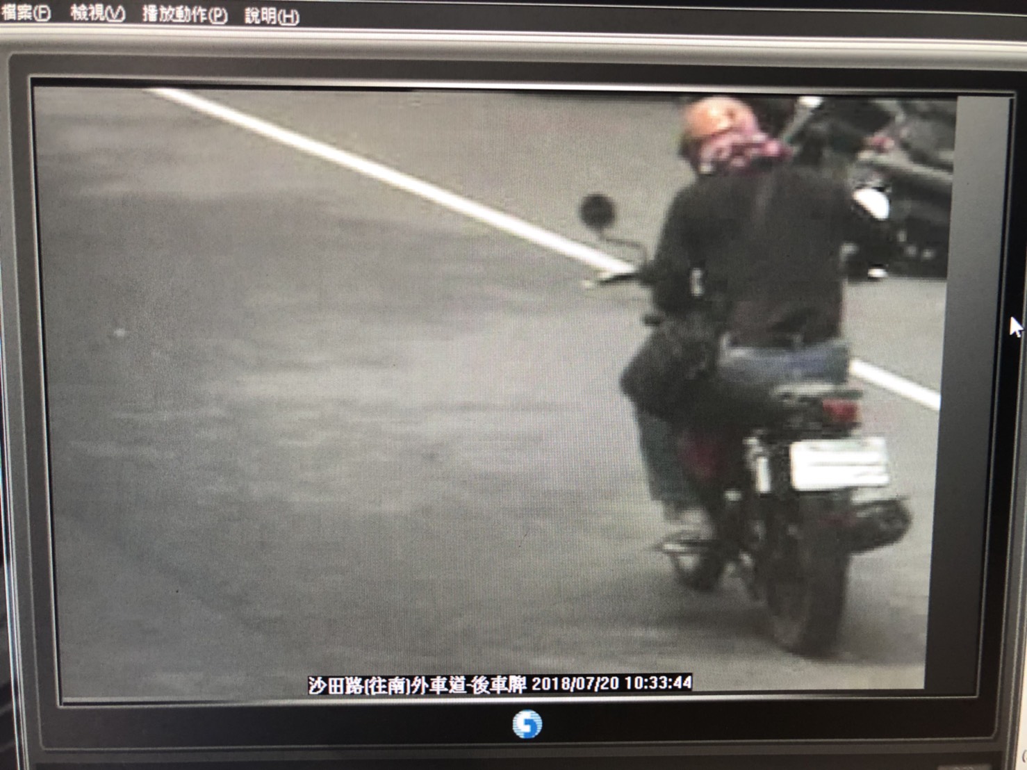 合庫沙鹿分行遭搶121萬元，歹徒得手後騎打檔機車逃逸（警方提供）