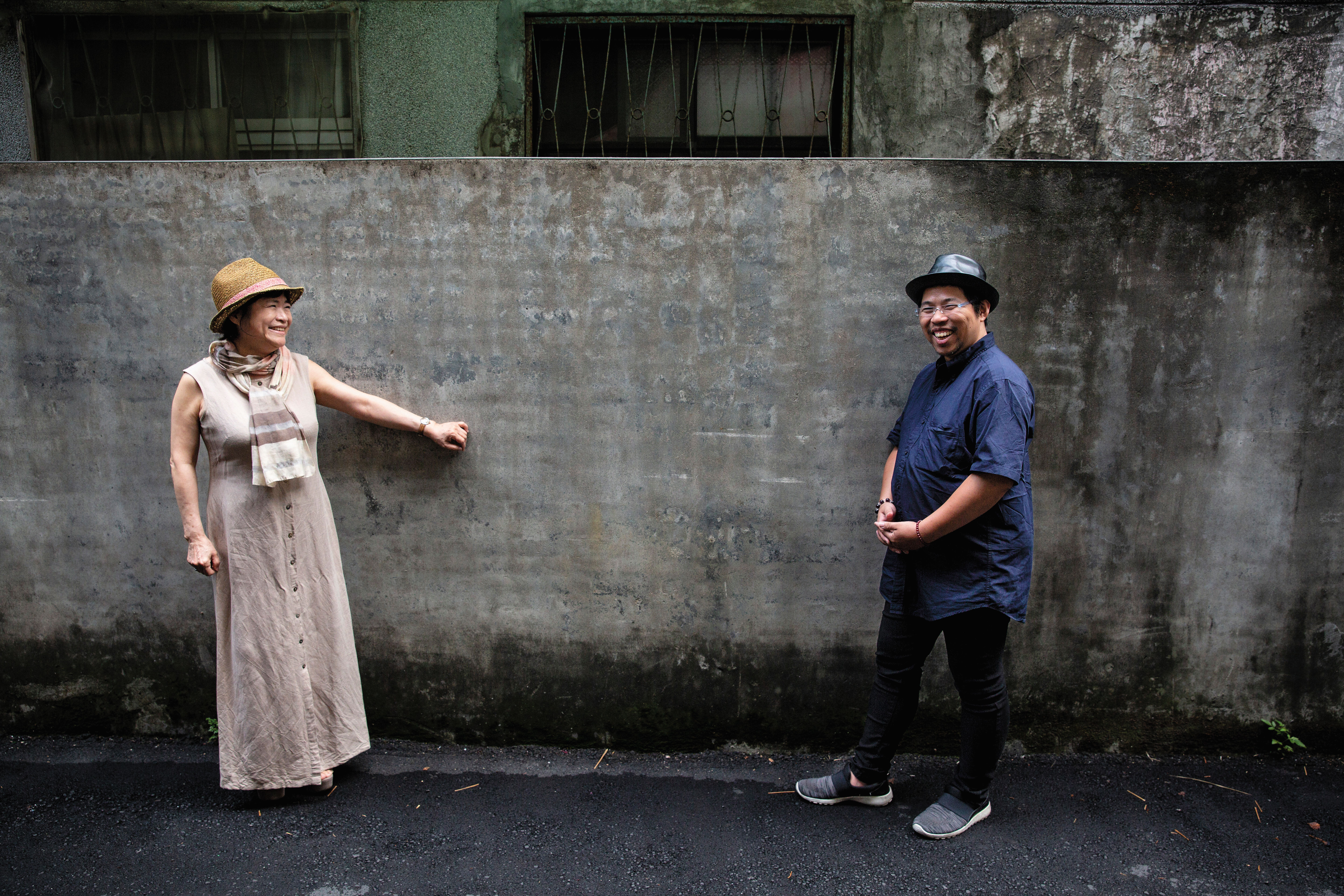 44年不見，楊索（左）說銀色快手（右）的長相，綜合了楊家兄弟的特徵，但只有她和弟弟2人遺傳了母親的矮個子。