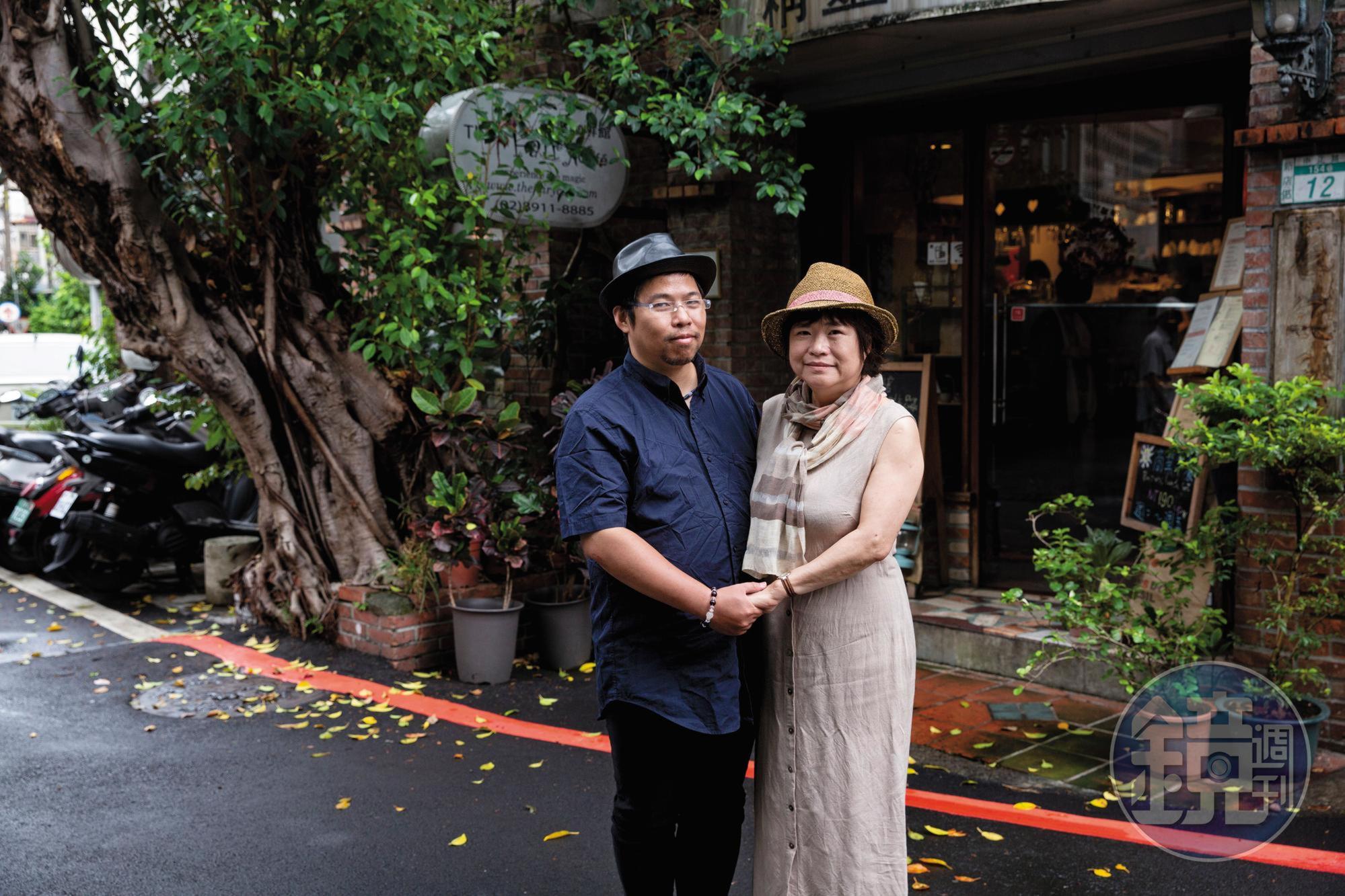 台北新店是銀色快手(左)從小生長的地方,楊索(右)出社會後也在此定居,這天2人也約定在此重逢。