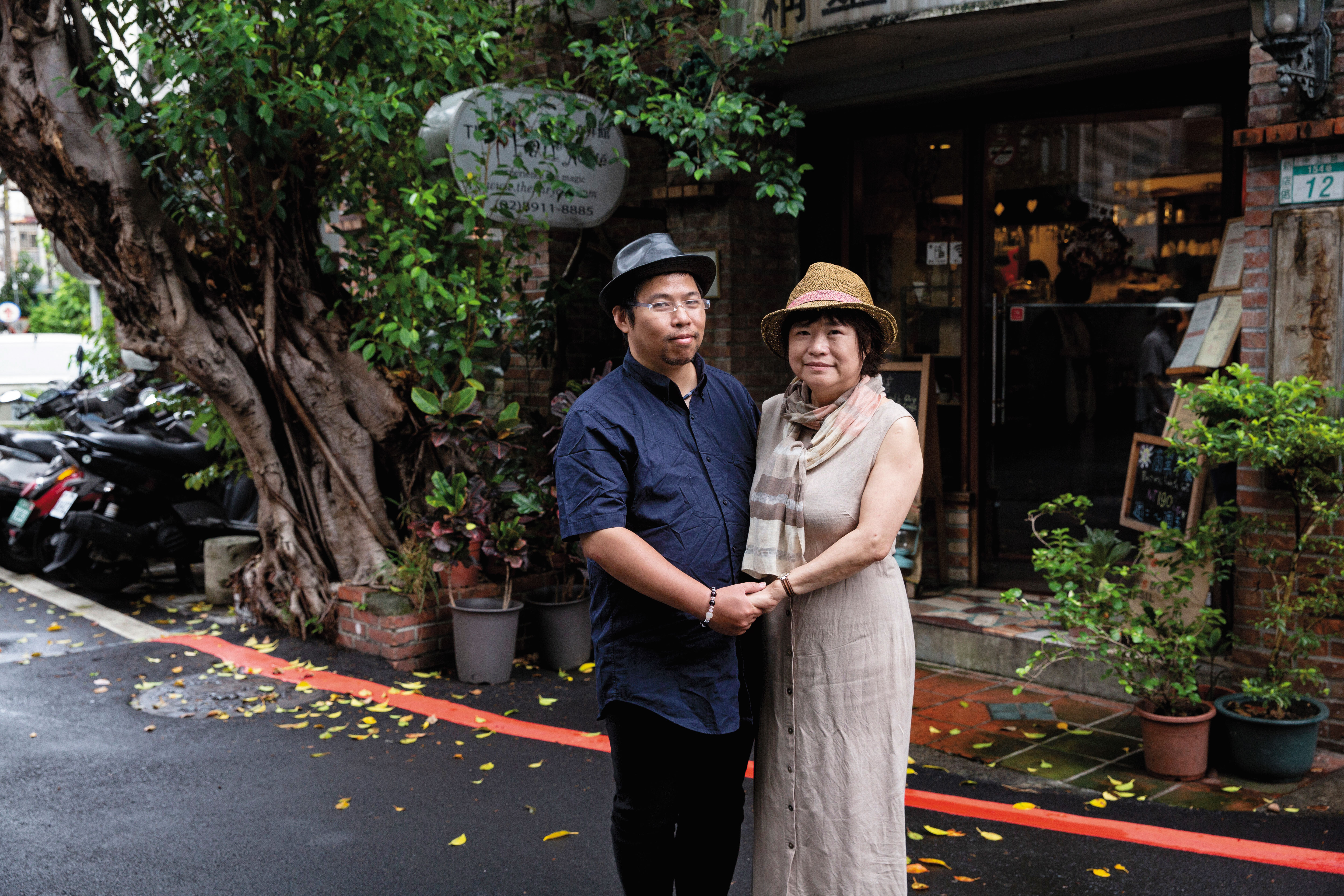 台北新店是銀色快手（左）從小生長的地方，楊索（右）出社會後也在此定居，這天2人也約定在此重逢。