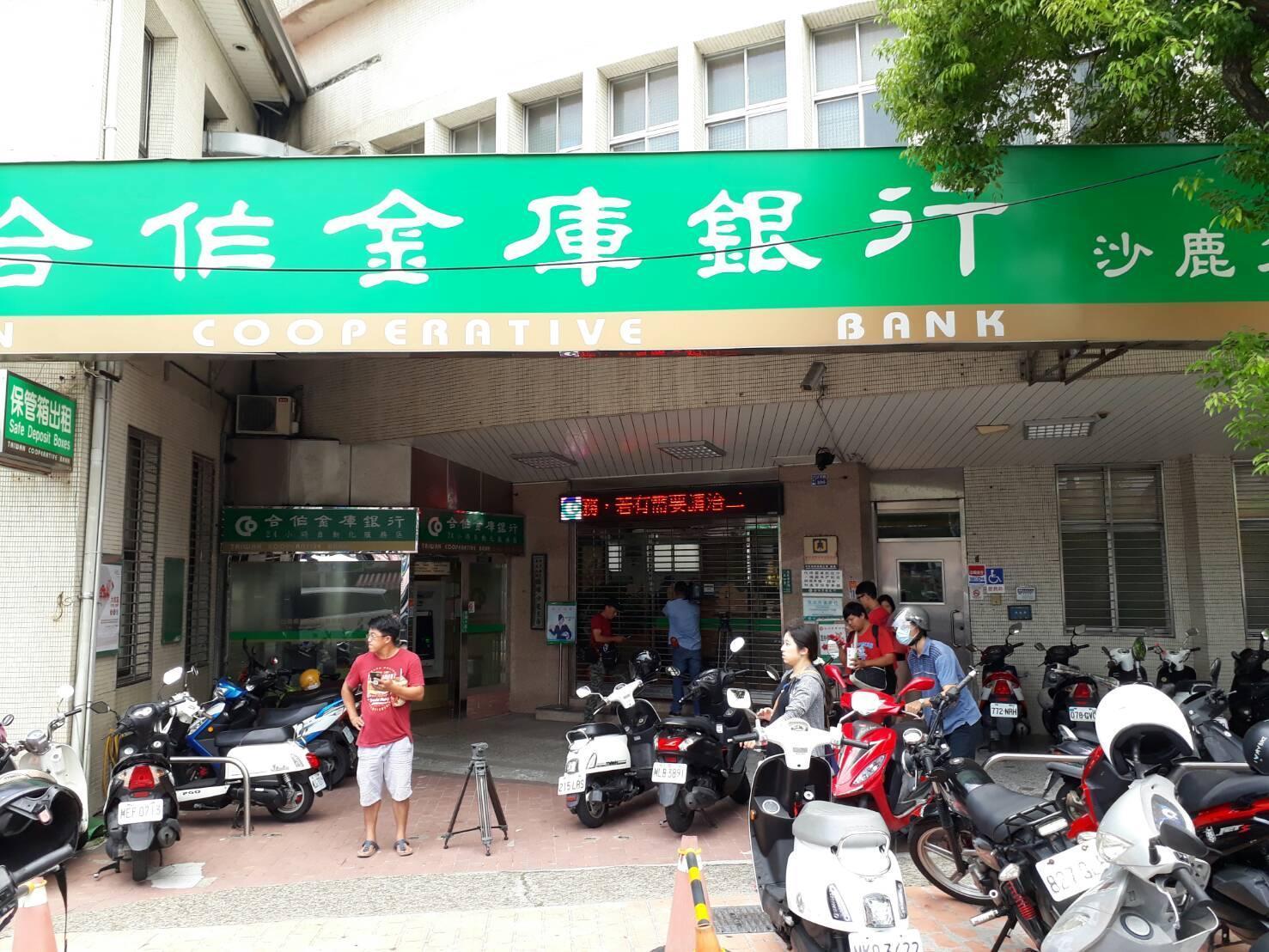 合庫台中沙鹿分行上午發生搶案,歹徒得手121萬逃逸,目前銀行拉下鐵門,由警方蒐證