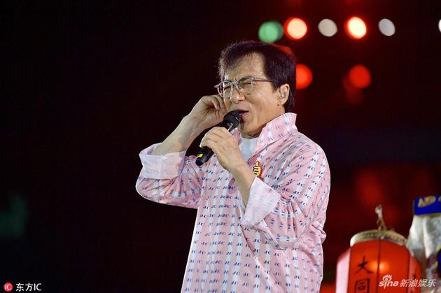 成龍對年輕演員在片場只顧玩手機表達不滿。（翻攝自新浪娛樂）