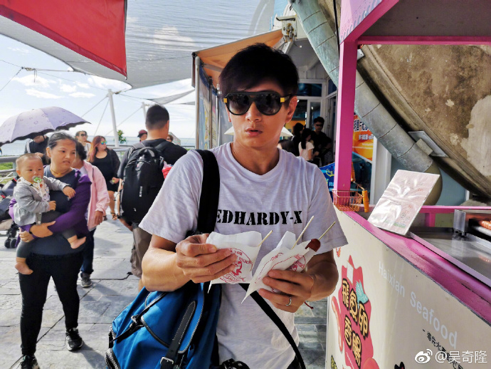 吳奇隆喜歡到墾丁旅遊，不過也明顯感受到墾丁的物價頗高。（翻攝自吳奇隆微博）