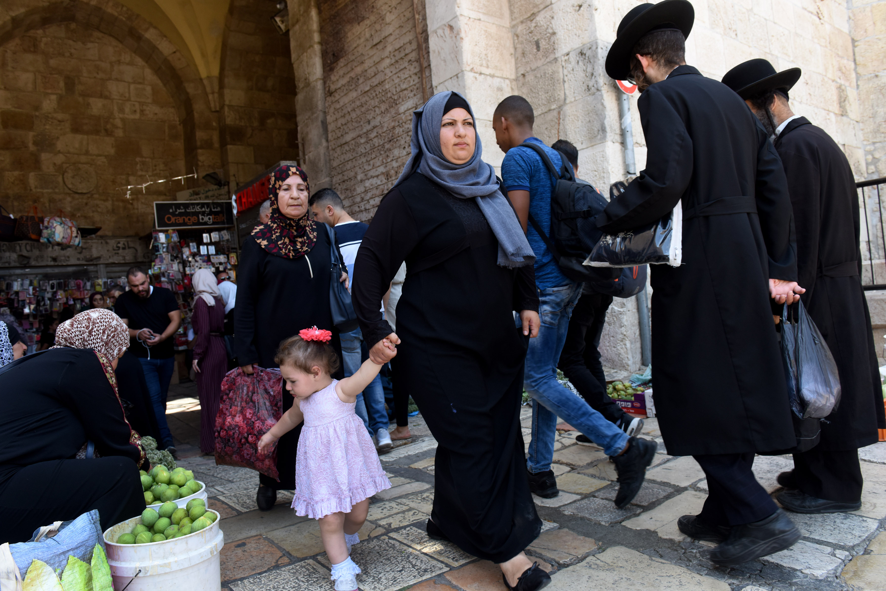 耶路撒冷舊城區，幾名極端正統猶太教徒行經過巴勒斯坦婦女。依以色列國會通過的「民族國家法」，猶太裔可以按宗教和民族建立猶太人居住區。（東方IC）