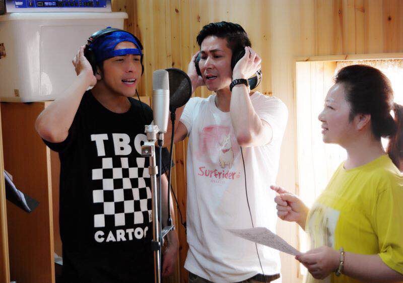 白冰冰陪著新組合「台一線」成員東諺、阿文一同進錄音室錄歌。（陳孝志提供）