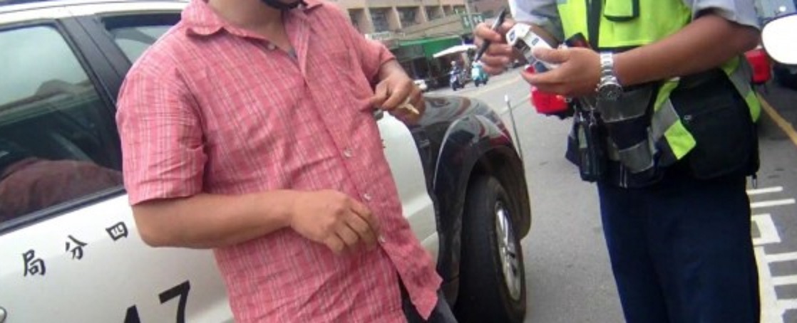 黃男主動掏出褲袋菸盒交付，結果裡面不是香菸竟是安毒當場打臉（警方提供）