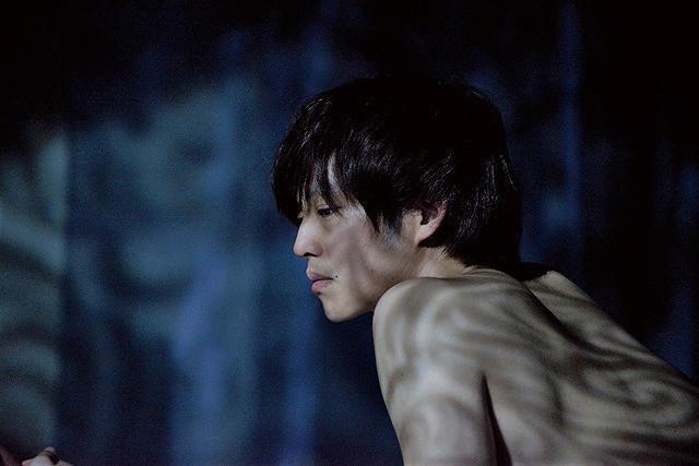 有「日本第一美男」封號的松坂桃李,在限制級情慾片《娼年》中有長達1小時的大膽裸露做愛鏡頭。(車庫娛樂提供)