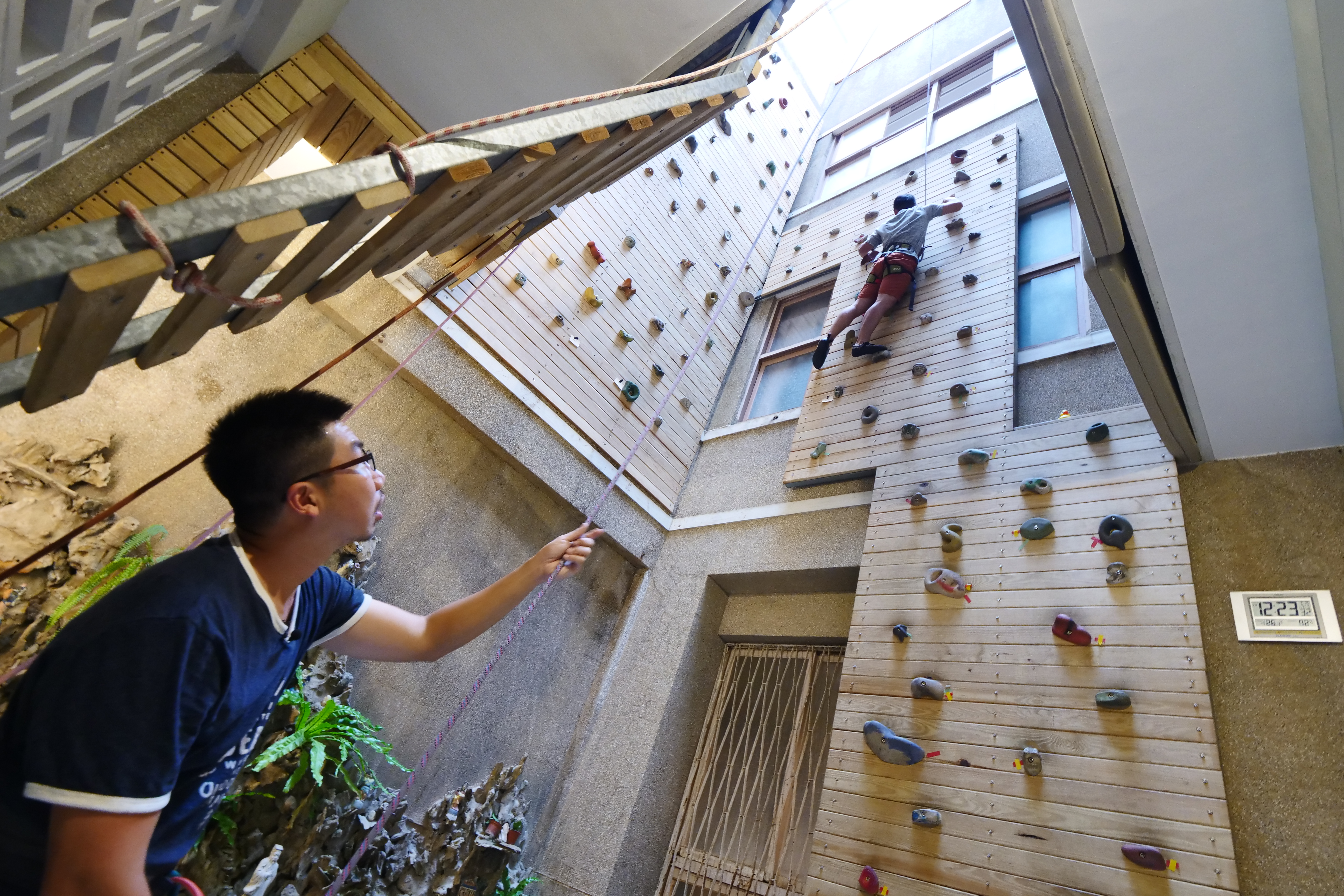 「包成家」的天井攀岩場獨樹一格，玩家爬上老宅，挑戰極限。