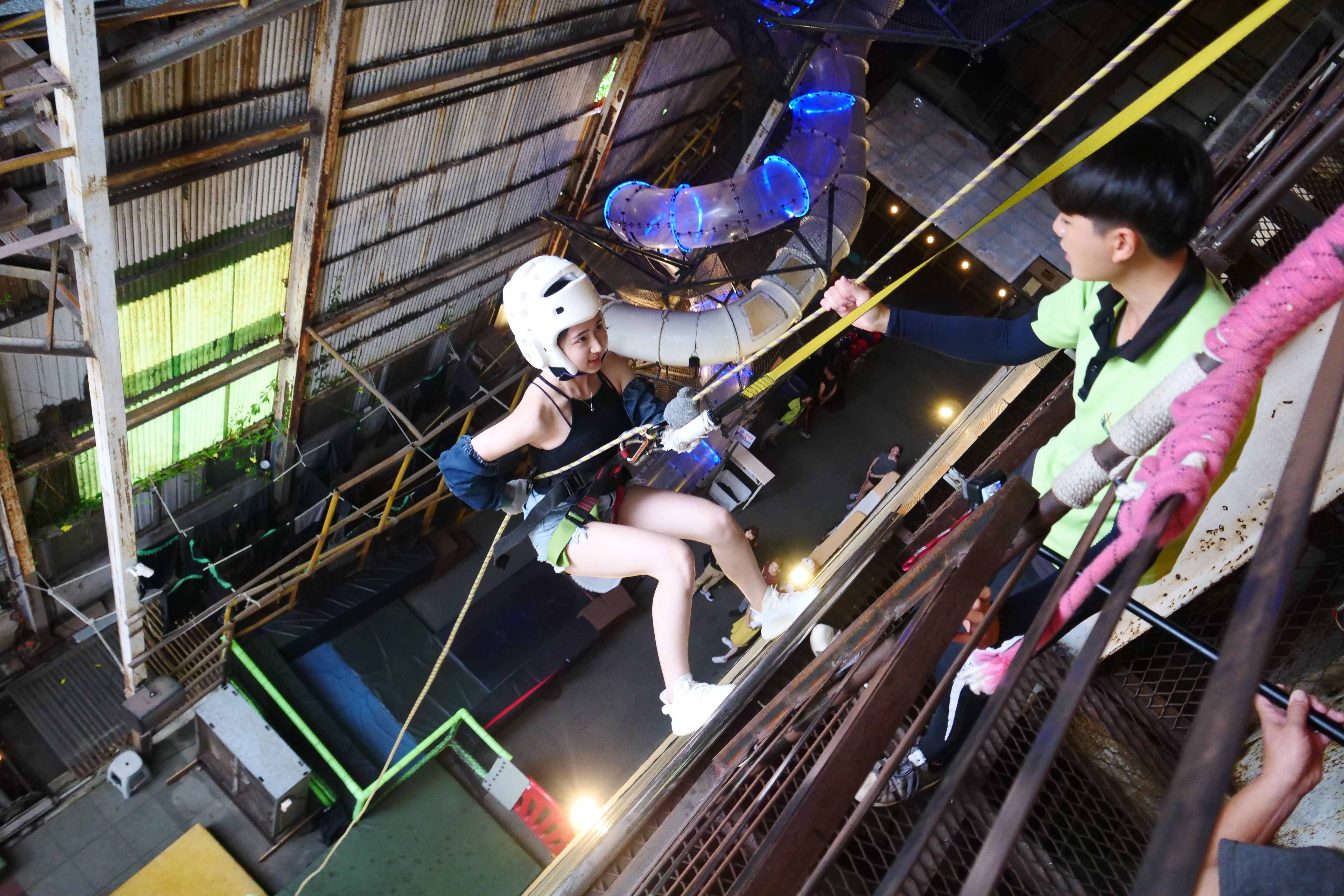 「十鼓仁糖文創園區」在老廠房設下天羅地網的極限運動。