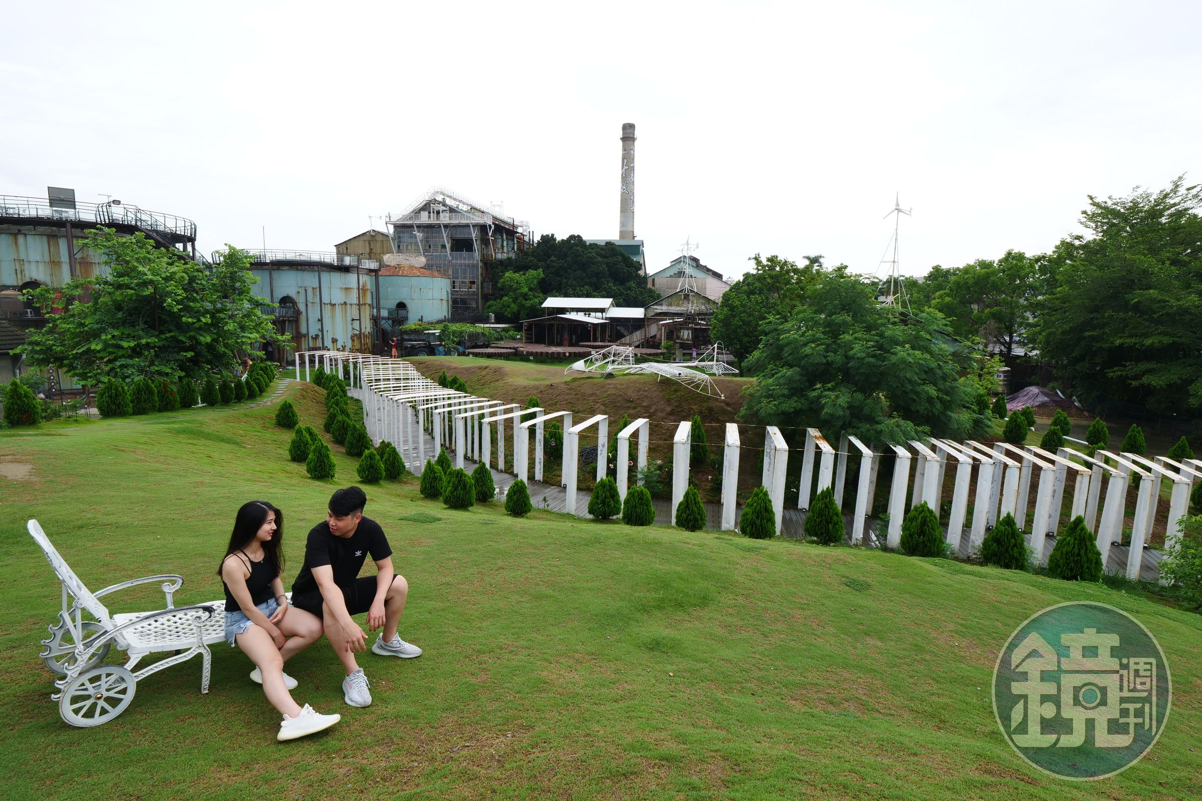 百年老糖廠佔地7.5公頃，草坪丘陵是園區的閒情角落。