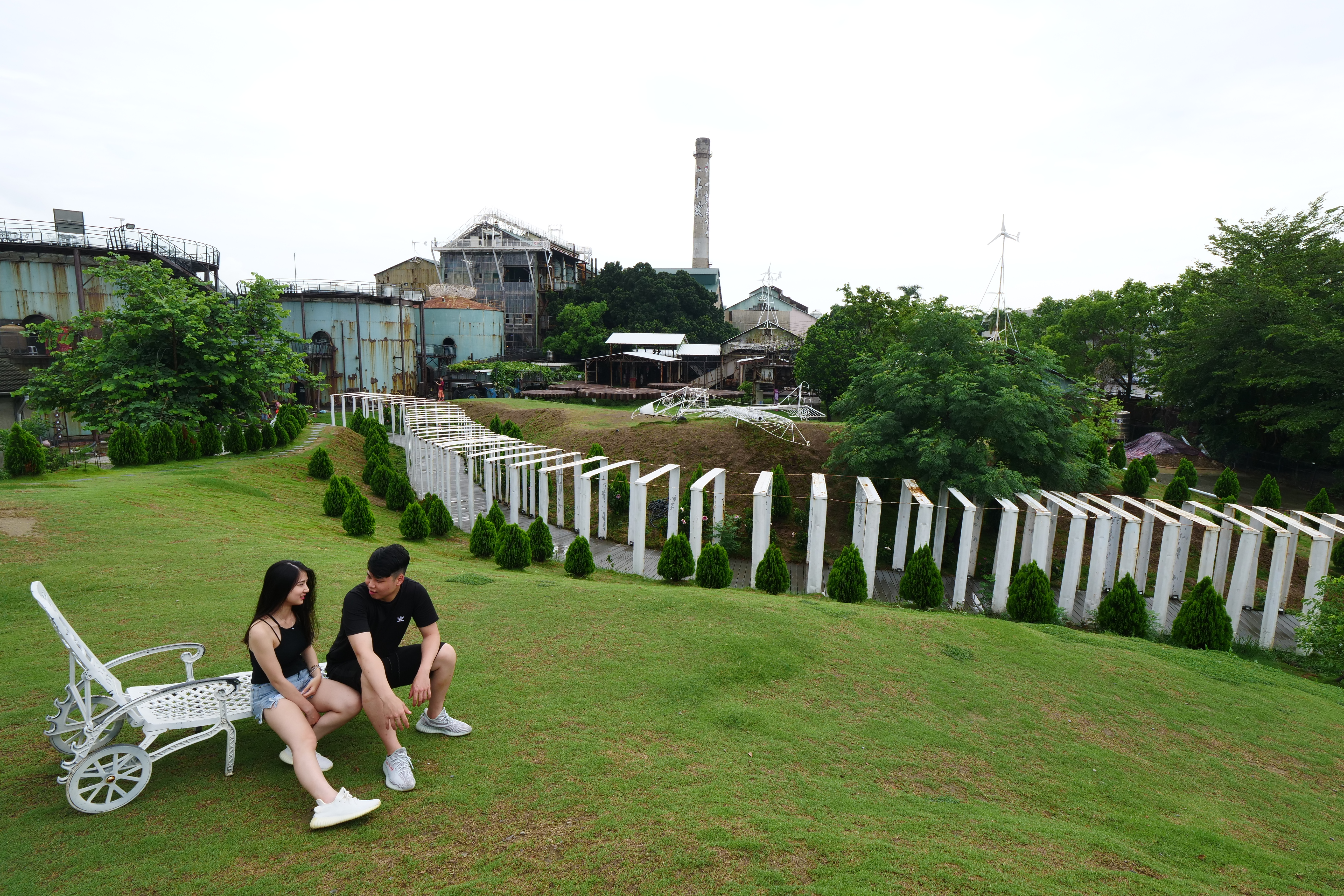 百年老糖廠佔地7.5公頃，草坪丘陵是園區的閒情角落。