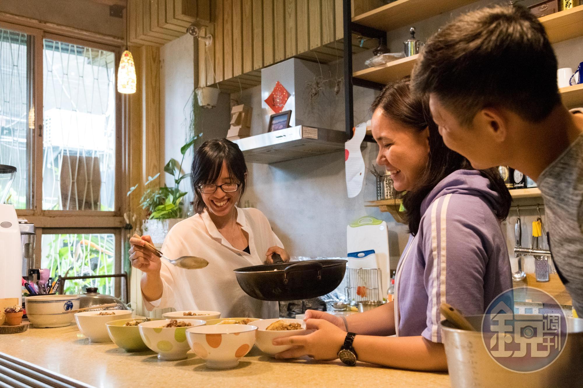 女主人怡萱（左）在夢想中的中島廚房，與客共廚，分享料理。