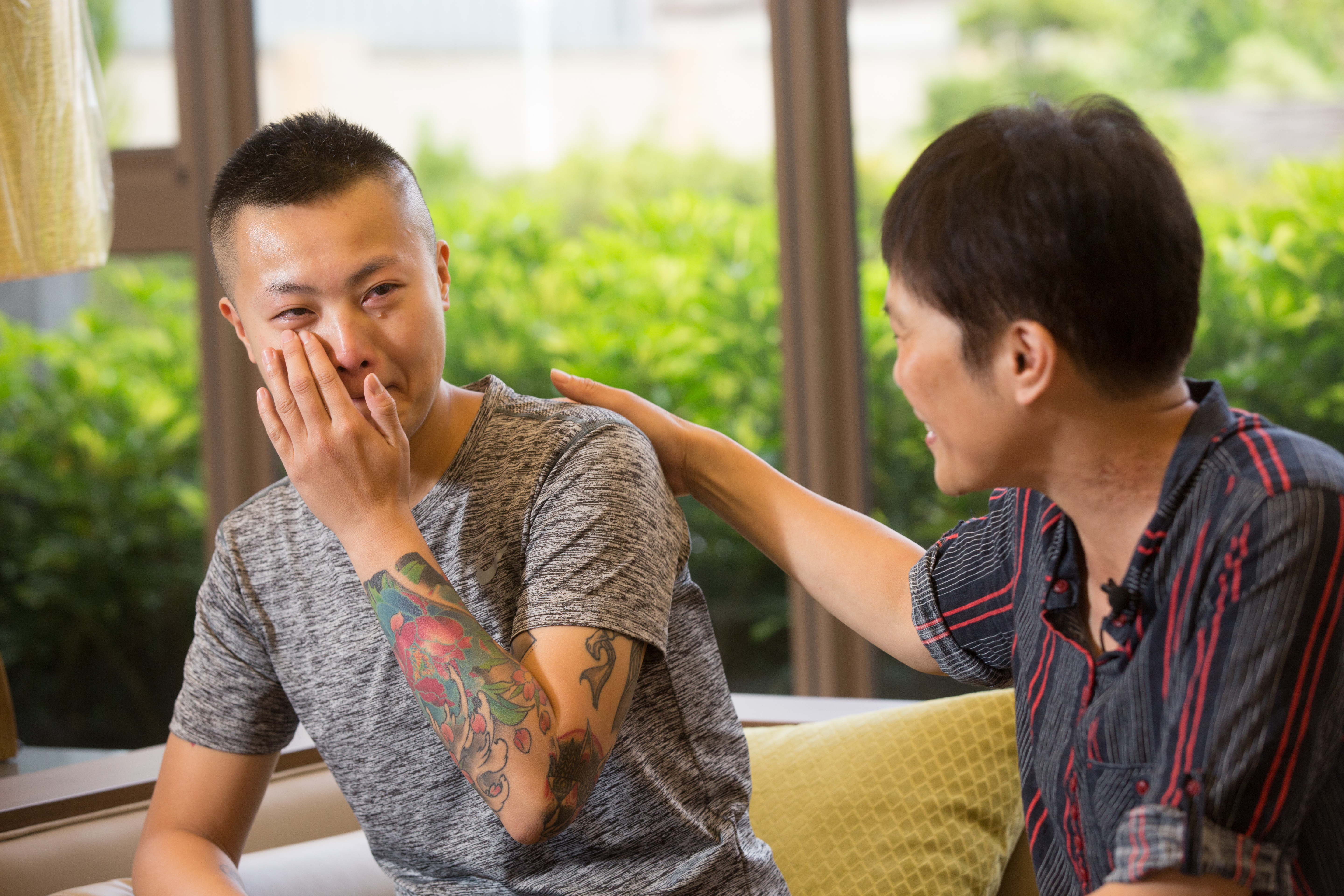說起出櫃的過程,林祐瑄(左)與母親毛玫芸(右)忍不住落淚。