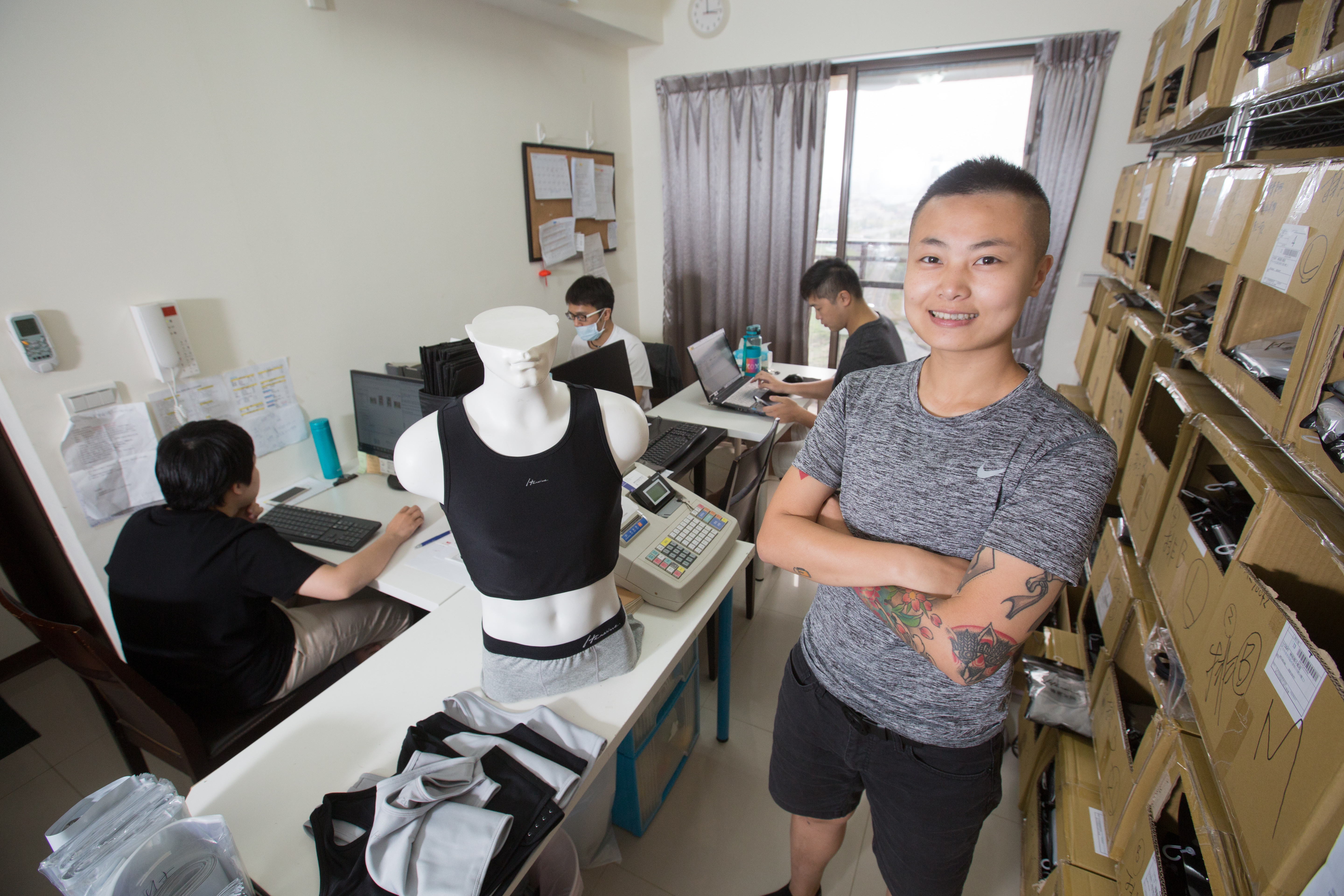 從受僱者到頭家，林祐瑄（右）以高薪留住好人才。