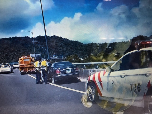 國道6號南投愛蘭段一輛車自撞，卻意外發現車內有一具女屍。（警方提供）