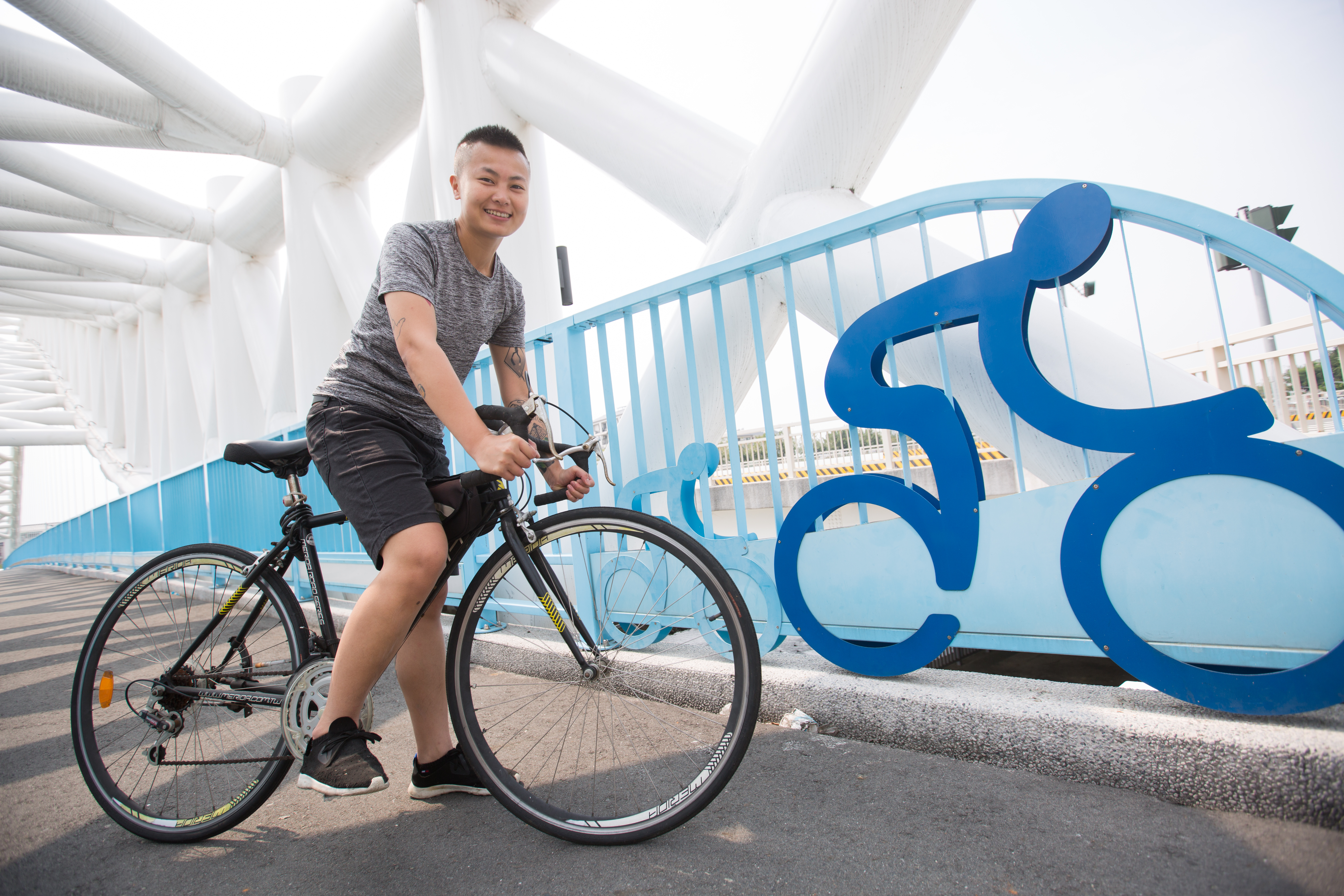 熱愛戶外運動的林祐瑄，平時喜歡騎腳踏車、游泳，也讓她推出束胸款泳衣。