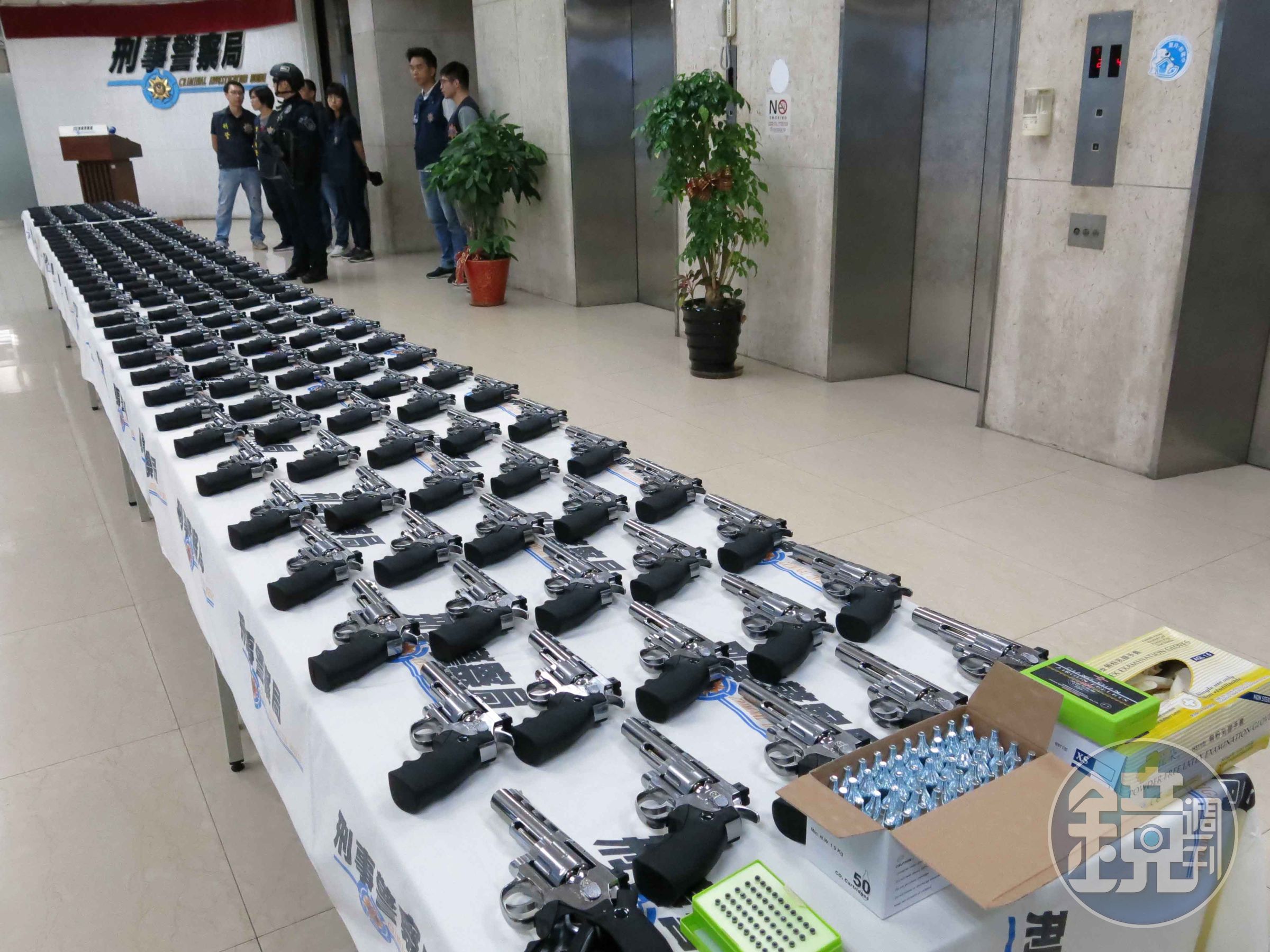 500餘把具殺傷力的空氣槍排滿刑事局大廳。（刑事局提供）