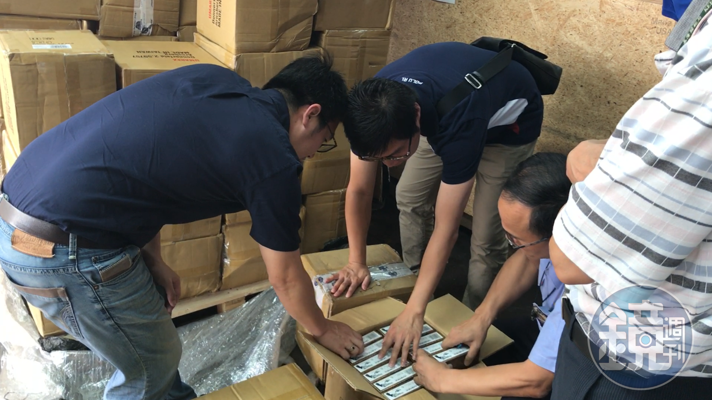刑事局與海關人員在基隆查獲504把具殺傷力的空氣槍。（刑事局提供）