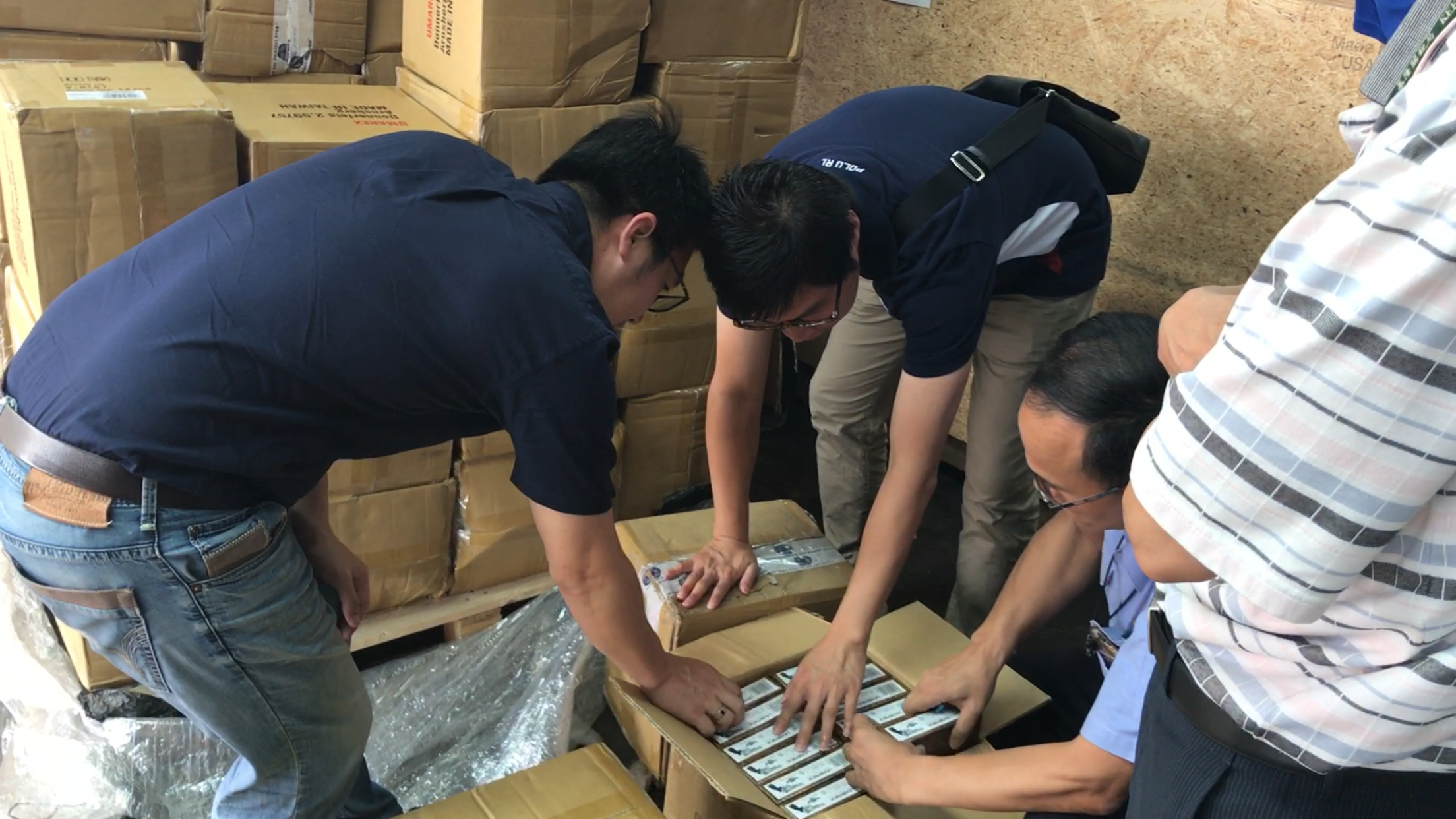 刑事局與海關人員在基隆查獲504把具殺傷力的空氣槍。（刑事局提供）