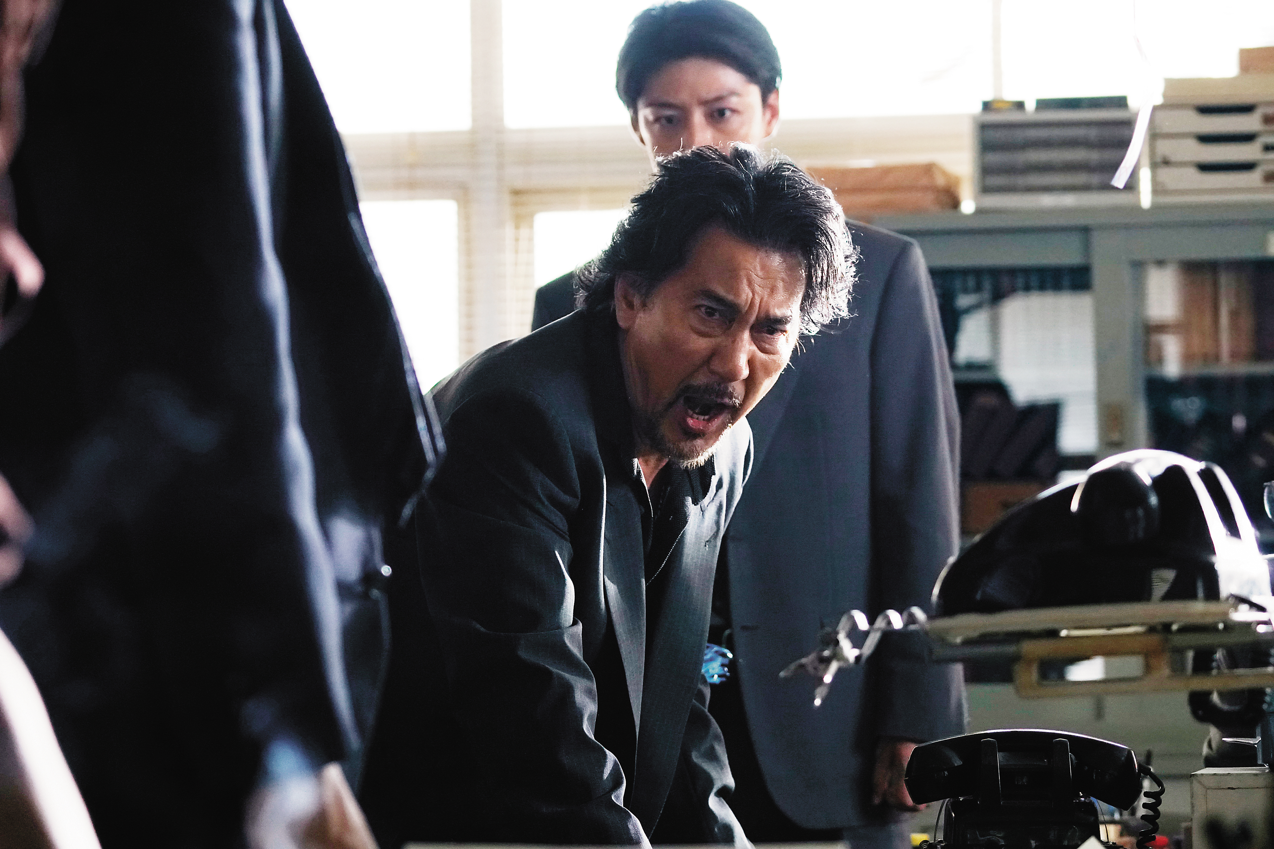 老戲骨役所廣司飾演的資深刑警，收賄吃案、正邪難辨，他與菜鳥同事松坂桃李偵辦失蹤案，演出張力十足。（可樂提供）