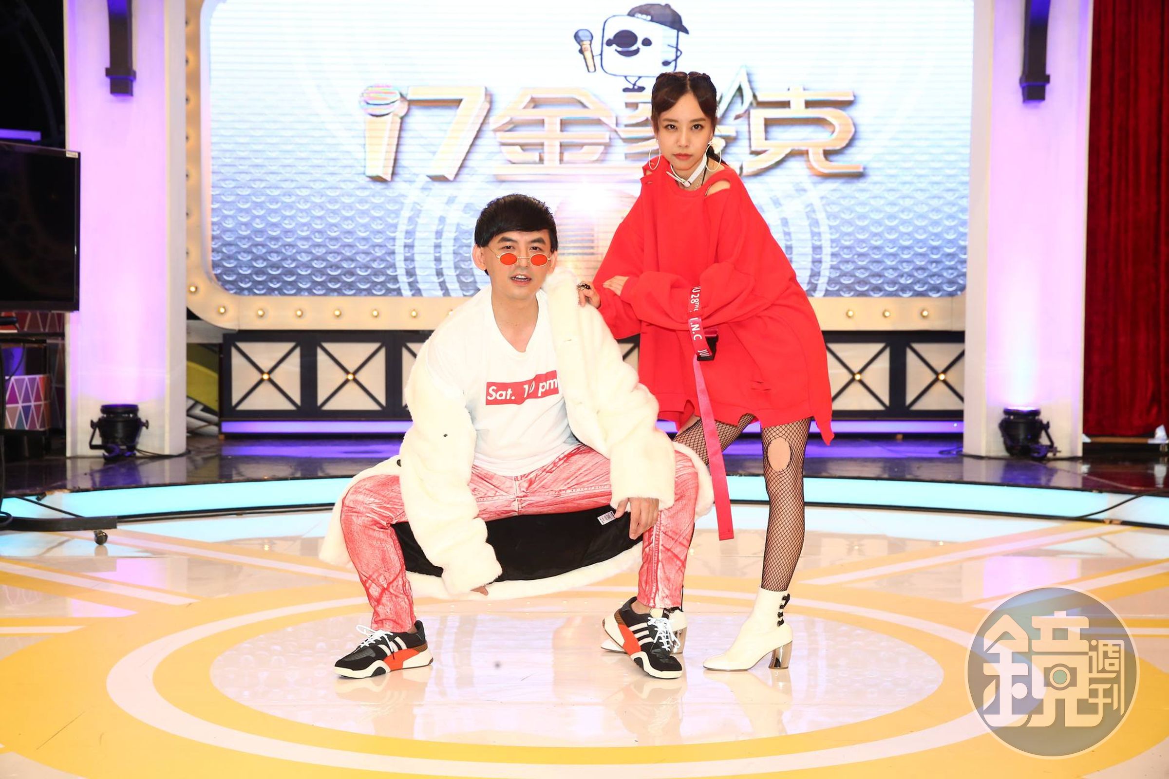 容嘉與佼佼2度合作，主持新音樂益智Live節目《17金麥克》。（中天提供）