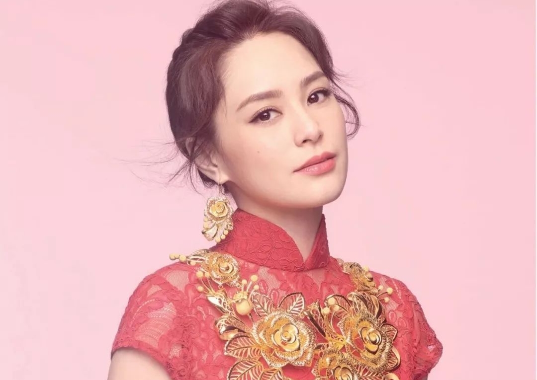 阿嬌鍾欣潼日前拍下新廣告，穿上中式禮服的她，幸福滿滿。（翻攝自鍾欣潼臉書）