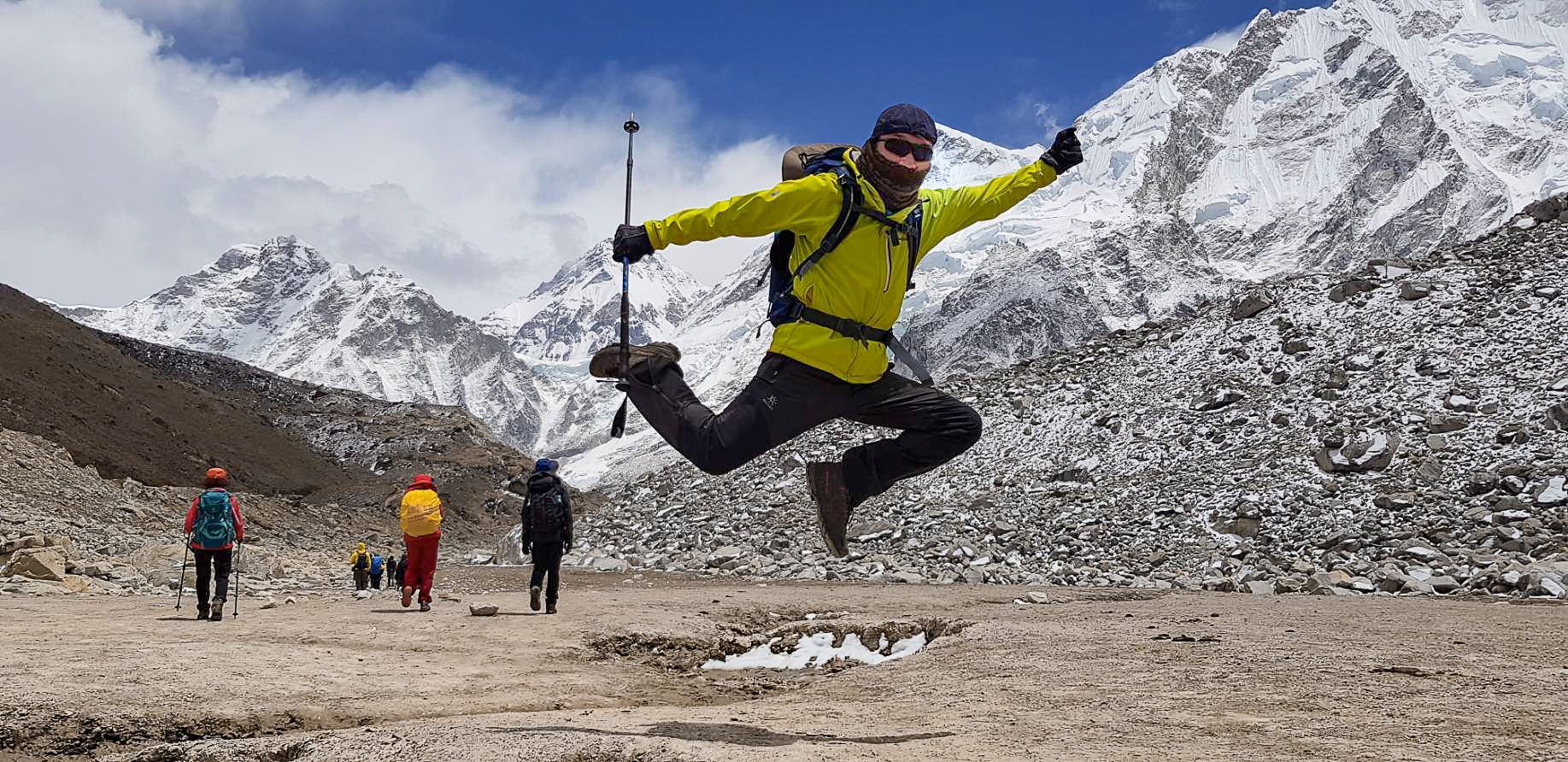 去年徐和森攀上聖母峰5,700多米基地營，他興奮地跳躍拍照。（森邦提供）