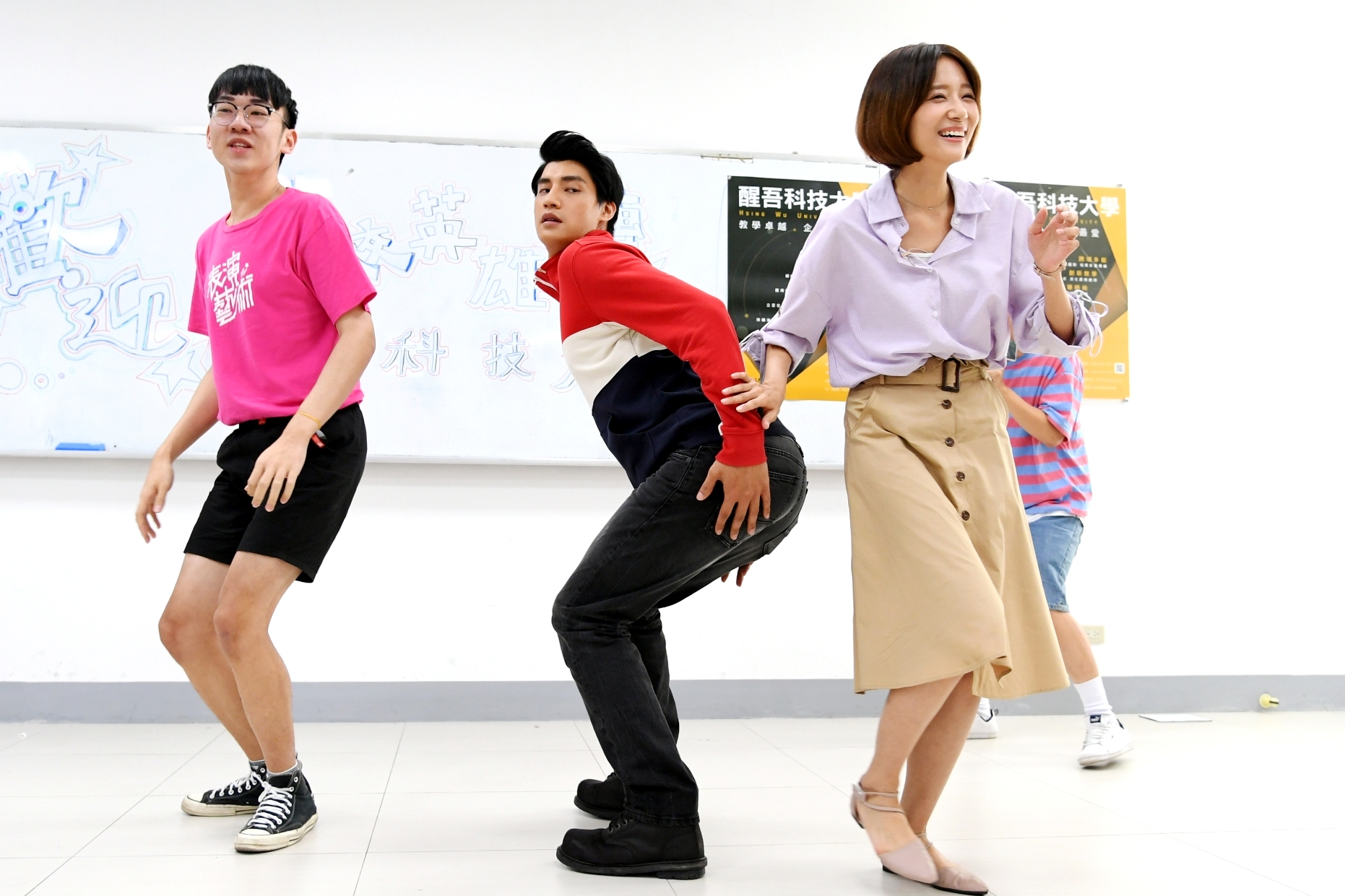 羅宏正玩性大開，翹臀扭動逗學生大笑。（三立提供）