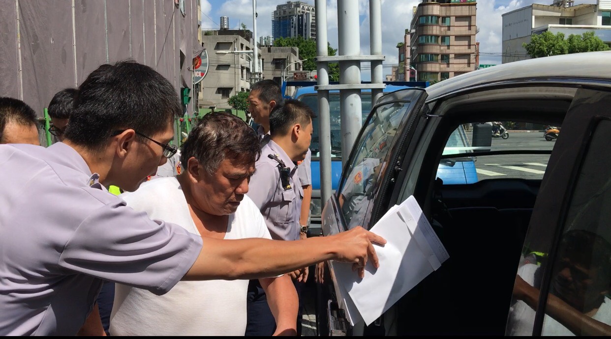 周人蔘昨日晚間在板橋因為違規迴轉遭警方攔停，卻意外被查出他因偽 造文書遭花蓮地檢署通緝。（翻攝畫面）