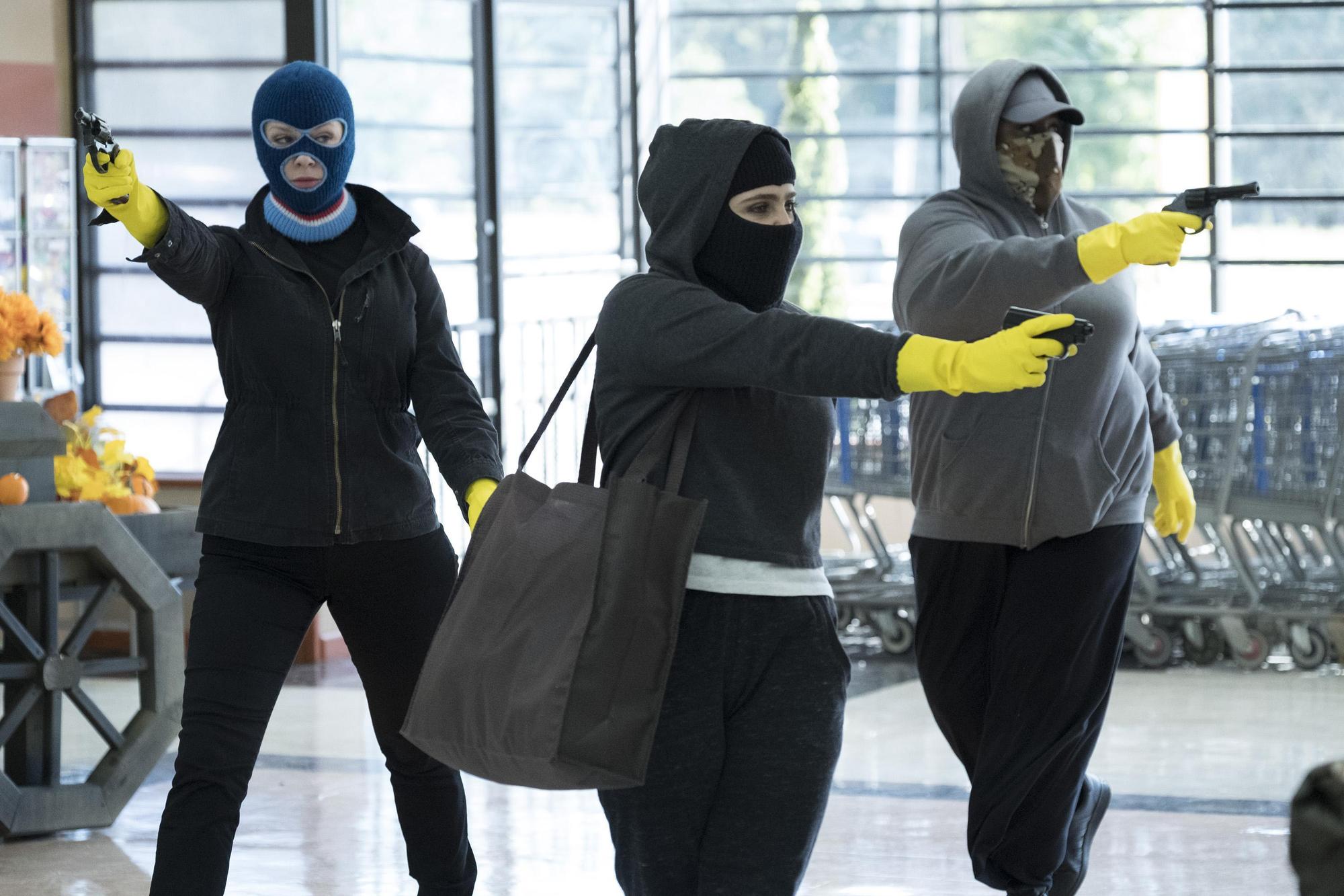 男人搶銀行,女人搶超市,《乖乖女》的主角從業餘罪犯,慢慢變成犯罪高手。(Netflix提供)