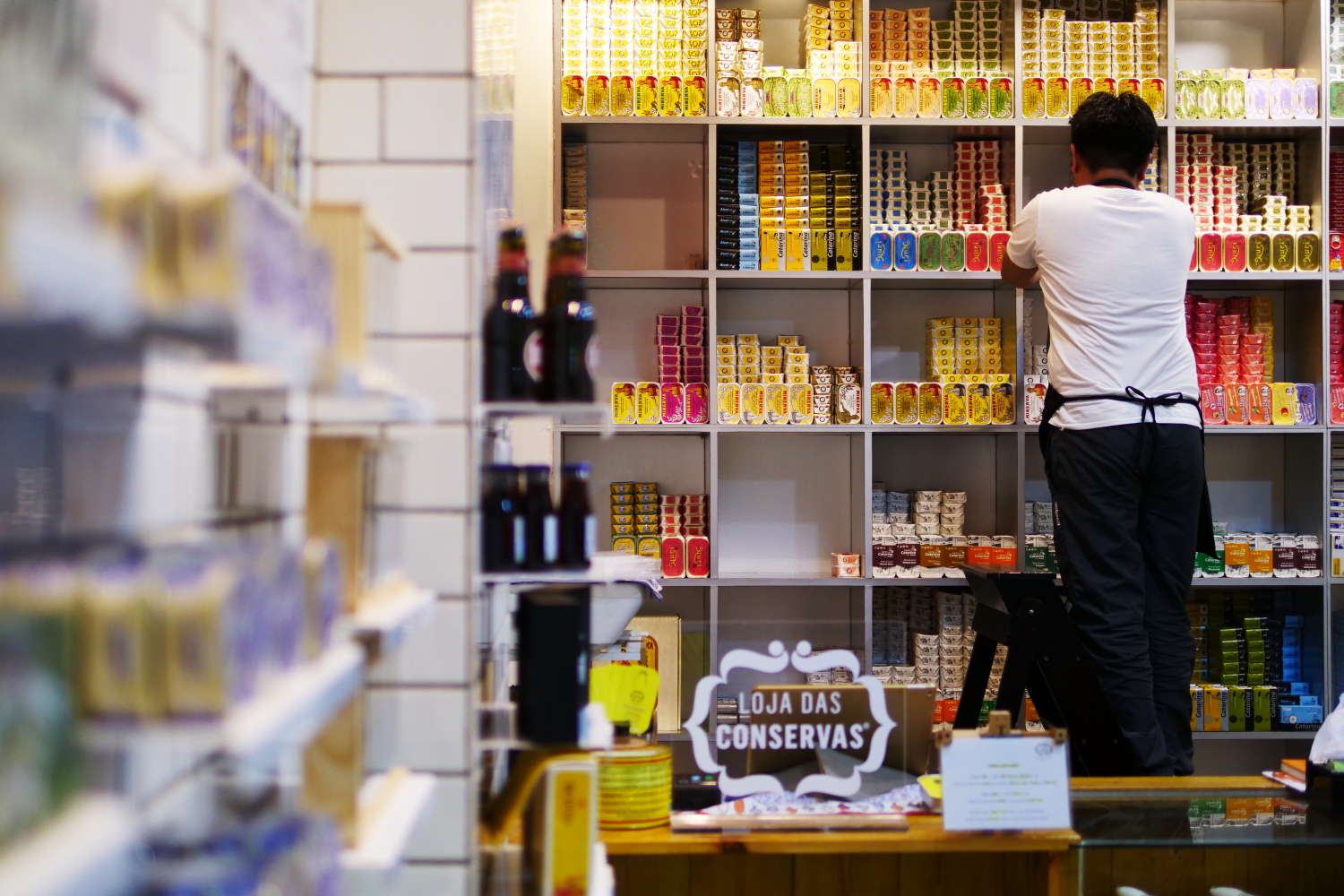 LCM澳門葡式辣魚店引進超過19家葡萄牙罐頭品牌與上百種口味。